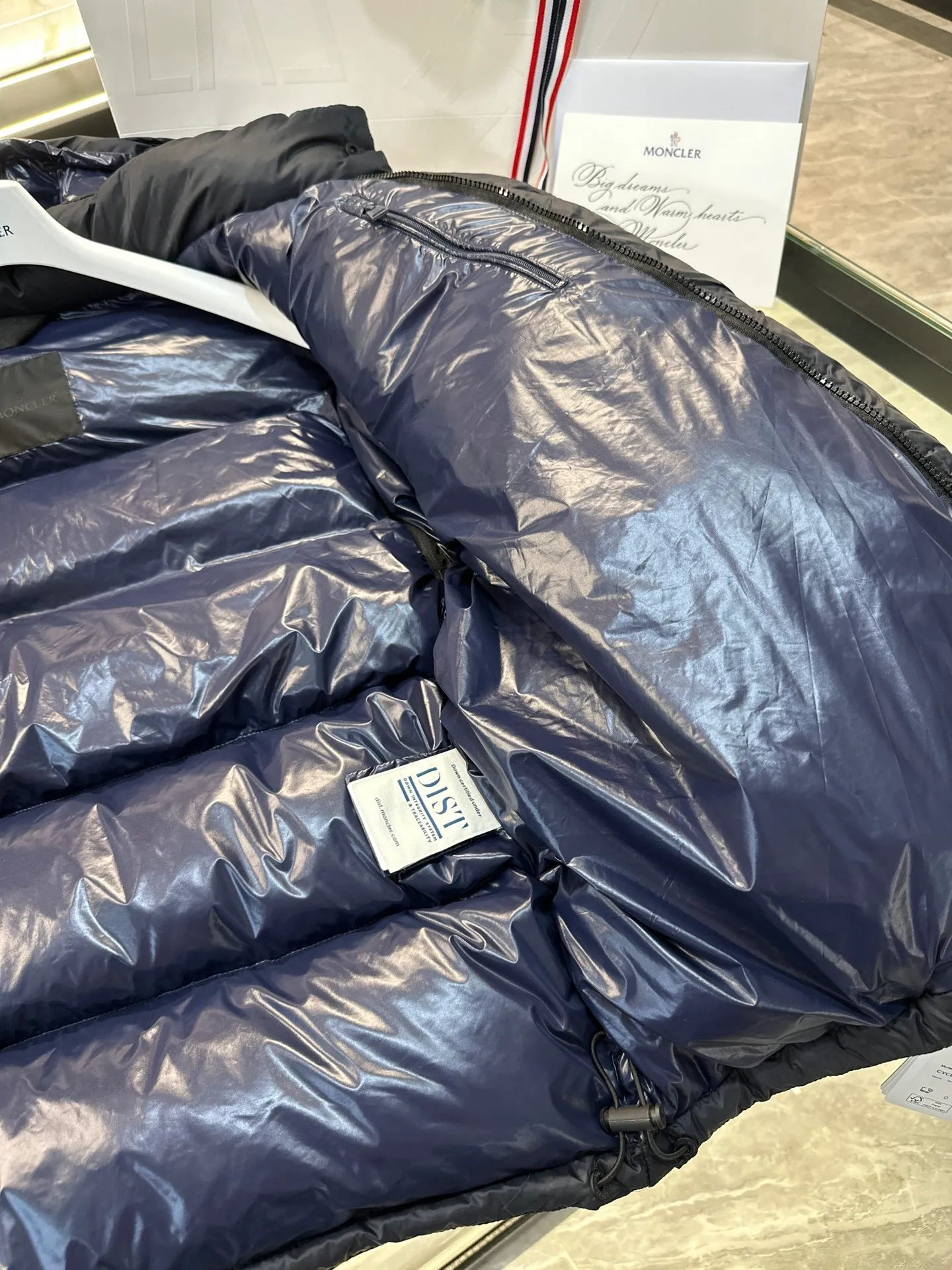 P900 Moncler Cyclone 2-in-1 down jacket. Real-shot video display. One piece of clothing can be worn in multiple ways. More details are displayed.