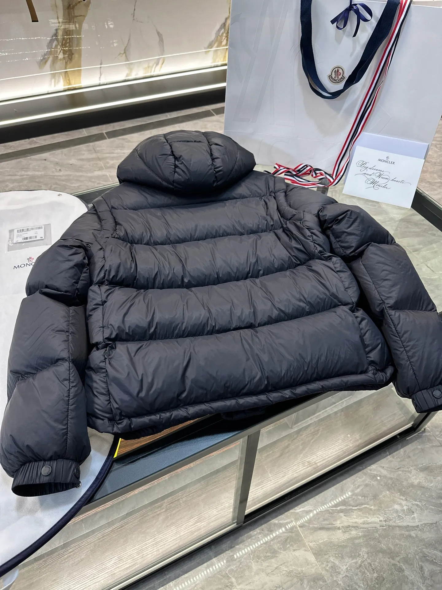 P900 Moncler Cyclone 2-in-1 down jacket. Real-shot video display. One piece of clothing can be worn in multiple ways. More details are displayed.