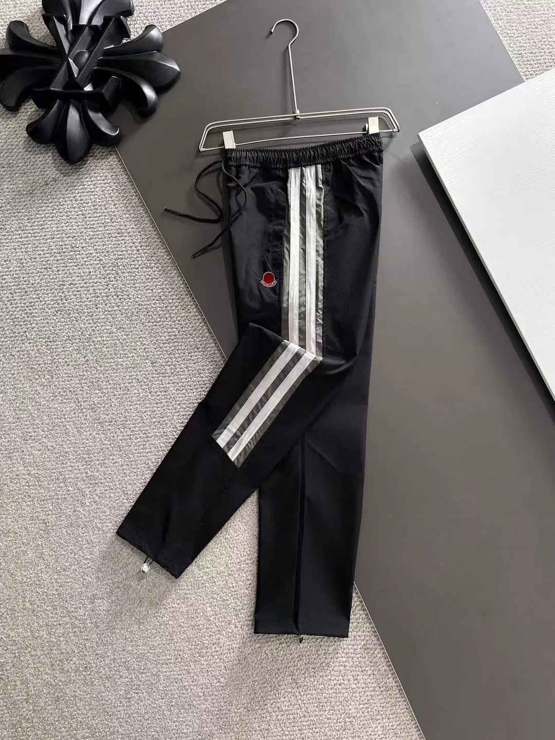 Next day shipping P720 MONCLER/Balenciaga high quality 2025 autumn and winter new casual heavy industry suit exclusively developed by yb! High quality production! The top version of the trading company channel order, external orders for imported custom fabrics, high breathability and comfort, impeccable details, absolutely worth buying! This type of suit is also a must-have for lazy people. You don’t have to think about how to match it, you can just get it in one set! Brand element design concept, delicate and soft feel! It presents a casual cut and the upper body shape is great! On sale simultaneously on the official website! From a high-end men's positioning brand, the low-key luxury taste is irresistible! Exquisite workmanship and impeccable quality! The overall style is simple, fashionable and timeless, fully meeting the requirements of stylish and tasteful dressing! Size: M to 5XL (or state your height and weight when placing an order)