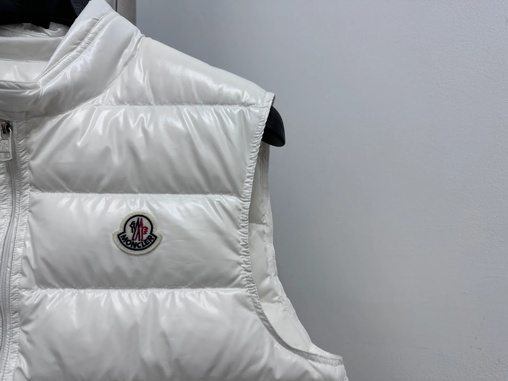 P580 [Moncler] Moncler’s premium stand-up collar is back! Mon Autumn and winter new evergreen series classic Maya model! The most sought-after and popular series in the classic main line, over-the-counter and official purchases are basically based on rush. This year's Maya has improved on the basis of previous classics. The most intuitive thing is the fabric. The latest high-end customized shiny nylon is completely the same as the original. The fabric details and hardware are truly the same as the original. Hot models are destined to be mixed with good and bad. Please feel free to compare and the quality of the sincere work can be judged! A timeless classic product, we sincerely invite all fans to interpret and explore this product together. This will definitely be the best decision you have ever made! Details: Super smooth two-way zipper, the zipper and color remain the same. Detachable oversized windproof down hood, connected with five snap buttons of the same color. One circle is designed with an adjustable elastic drawstring, making you feel safe in the wind or snow. The two sides are designed with diagonal closed pockets, which not only meet the needs of carrying things but also keep your hands warm. There are also pockets on the chest and sleeves inside, which is thoughtful for those who don’t like it. Size: 1-6