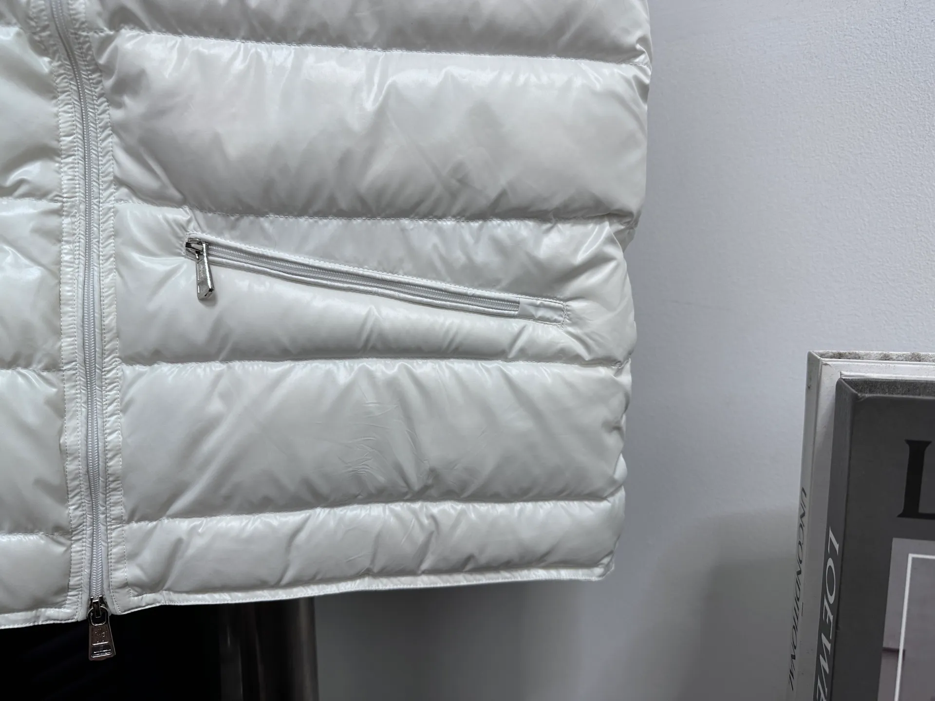 P580 [Moncler] Moncler’s premium stand-up collar is back! Mon Autumn and winter new evergreen series classic Maya model! The most sought-after and popular series in the classic main line, over-the-counter and official purchases are basically based on rush. This year's Maya has improved on the basis of previous classics. The most intuitive thing is the fabric. The latest high-end customized shiny nylon is completely the same as the original. The fabric details and hardware are truly the same as the original. Hot models are destined to be mixed with good and bad. Please feel free to compare and the quality of the sincere work can be judged! A timeless classic product, we sincerely invite all fans to interpret and explore this product together. This will definitely be the best decision you have ever made! Details: Super smooth two-way zipper, the zipper and color remain the same. Detachable oversized windproof down hood, connected with five snap buttons of the same color. One circle is designed with an adjustable elastic drawstring, making you feel safe in the wind or snow. The two sides are designed with diagonal closed pockets, which not only meet the needs of carrying things but also keep your hands warm. There are also pockets on the chest and sleeves inside, which is thoughtful for those who don’t like it. Size: 1-6