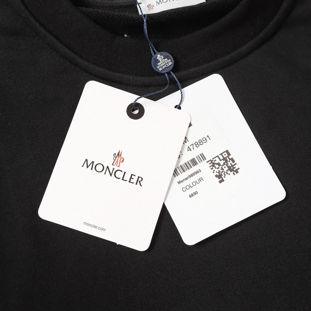 P210 Style number: 862 〈MONCLER〉The price of the MONCLER printed round-neck sweatshirt is actually quite advantageous. Those who have been to the counters should know that the price of the MONCLER is not much cheaper than Gucci Burberry. It is just relatively low-key and unwilling to hype. It is a picture that you want to buy or not. The aloof existence... ✅460 grams of 100% pure cotton woolen fabric. The OS version is too large. ✅Combined with the original high-weight double yarn thread. ✅Correct three-needle and five-thread technology. Chain hem Color: Black White Size S M L