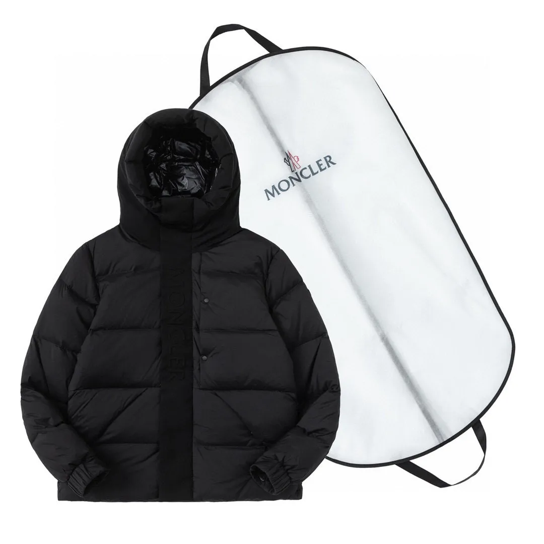 P820 ​​with dust bag) Moncler/Mask 22Fw Black Samurai access control three-dimensional embossed letter down jacket, new fall and winter madeira. Black Samurai scarf hooded mid-length down jacket, hard to find on the official website, 95% goose down filling Madeira down jacket is a common item in the functional wardrobe, made of Longuesaison nylon, providing excellent warmth and light comfort. Presented in calming neutral tones, the loose silhouette pays homage to clean design. Made of matte Longue Saison nylon Painted nylon lining Filled with down Hood and front placket made of 2.5 layers of fabric Logo embossed Hidden button and zipper closure Exterior pockets with hidden snap closure Chest pocket with zipper closure Adjustable hood and flat elastic drawstring Matte black branding Color: Black Gray Off-White Size: 1 2 3 4 5