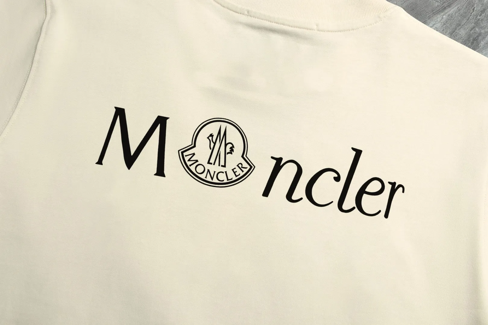P140 Upgraded version "Mobile phone smart sensor ~ NFC chip armband ~ Direct access to the official website for anti-counterfeiting" "Moncler ~ Mouth Mouth" 2025 new high-quality round neck short-sleeved T-shirt. The cuffs have imported embroidered labels. Customized dyeing, very comfortable to touch. Super versatile and good-looking short-sleeved. Complete with three labels. Non-market ordinary version. Feel free to compare. Quality is absolutely guaranteed! ‼ First of all, this original fabric is all custom-woven with 32-count double yarn fabric, 250G, and the weight is the same‼ Fine workmanship, double waistcoat method, double waistcoat method, double waistcoat method makes the whole dress more three-dimensional, which is not a craft that ordinary T-shirts can achieve🤪 Size: S-M-L-XL-2XL Color: black, white, apricot, same style for men and women