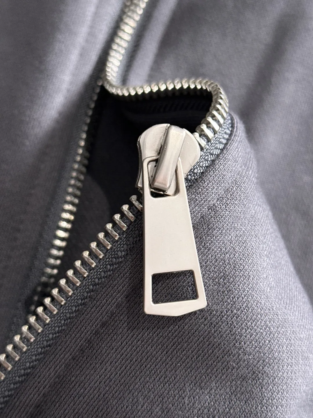Next day shipment P460 MONCLER/Muzzle Exclusive launch of 25ss new autumn and winter lapel zipper jacket Many celebrities have the same style. Craftsmanship that ordinary small workshops cannot copy. We are not afraid of any challenges in terms of materials, detail restoration and craftsmanship, just to provide you with wonderful products. Compare the top original versions at will. No expense is spared just to make it better. Unique imported fabric feel. Purely imported German machine production. Precision operation and 10,000-needle density. A full set of new accessories and three standards are fully customized simultaneously. The upper body is versatile and fashionable. The perfect choice for autumn and winter. A must-have item. Size chart: S to XXL (or please state your height and weight when placing an order)