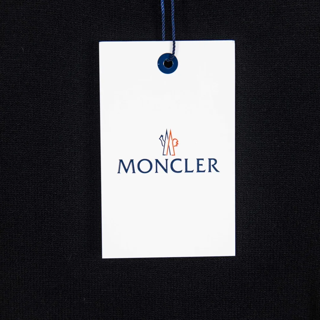 P290 zp version [exclusive supply] MONCLER/mask 2025Fw Classic chest badge logo letter logo Simple casual pullover sweater Imported wool blended fabric Upgraded, inspired by the 1980s retro Original fabric Official same style Round neck Long sleeve suit Customized mesh sweater knitted fabric Very comfortable feel The latest brick cabinet synchronization in spring and summer Fashionable and individual Super versatile and good-looking style Very suitable for both men and women A must-have hang tag Collar label: washed wheat, three labels complete Color: Black White Gray Size: M L XL 2XL 3XL Number: YK10499