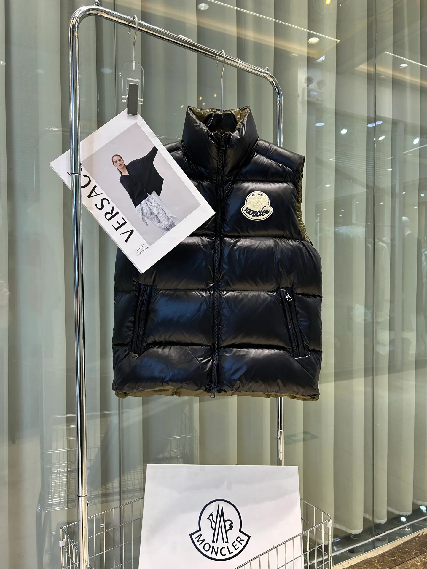 P680 25Moncler Moncler's new early autumn product Lipsi men's down vest, which interprets Moncler's classic design, is a must-have item for the seasonal wardrobe. Crafted from lightweight, functional nylon laque fabric, it has a contrast lining for a vibrant feel. Style number: Big label vest Size: 12345 Color: off-white black