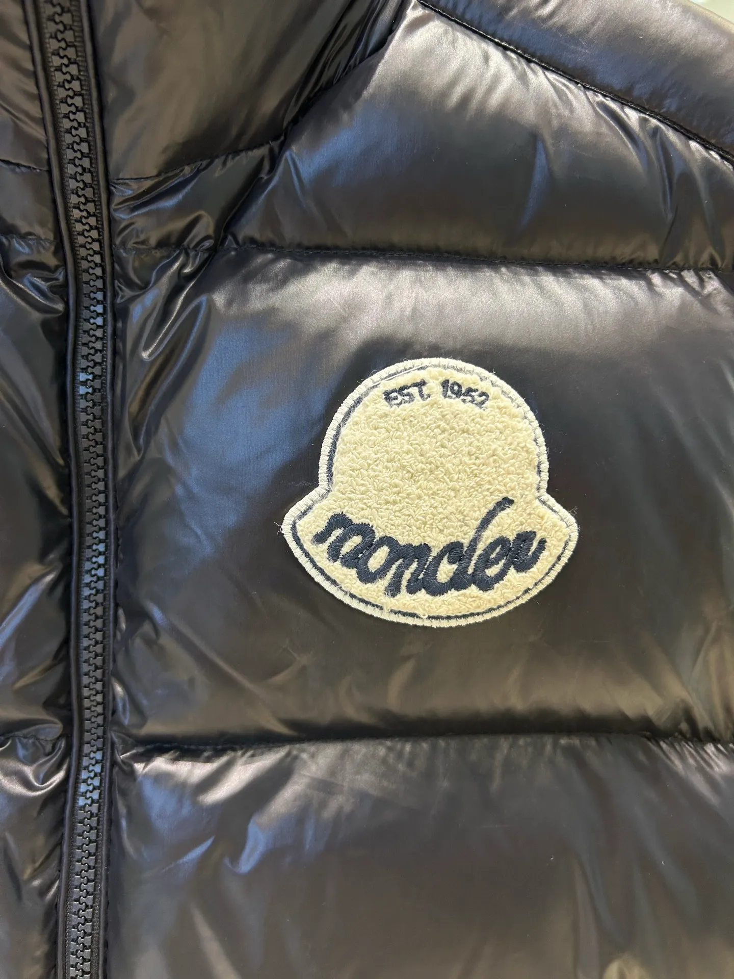 P680 25Moncler Moncler's new early autumn product Lipsi men's down vest, which interprets Moncler's classic design, is a must-have item for the seasonal wardrobe. Crafted from lightweight, functional nylon laque fabric, it has a contrast lining for a vibrant feel. Style number: Big label vest Size: 12345 Color: off-white black