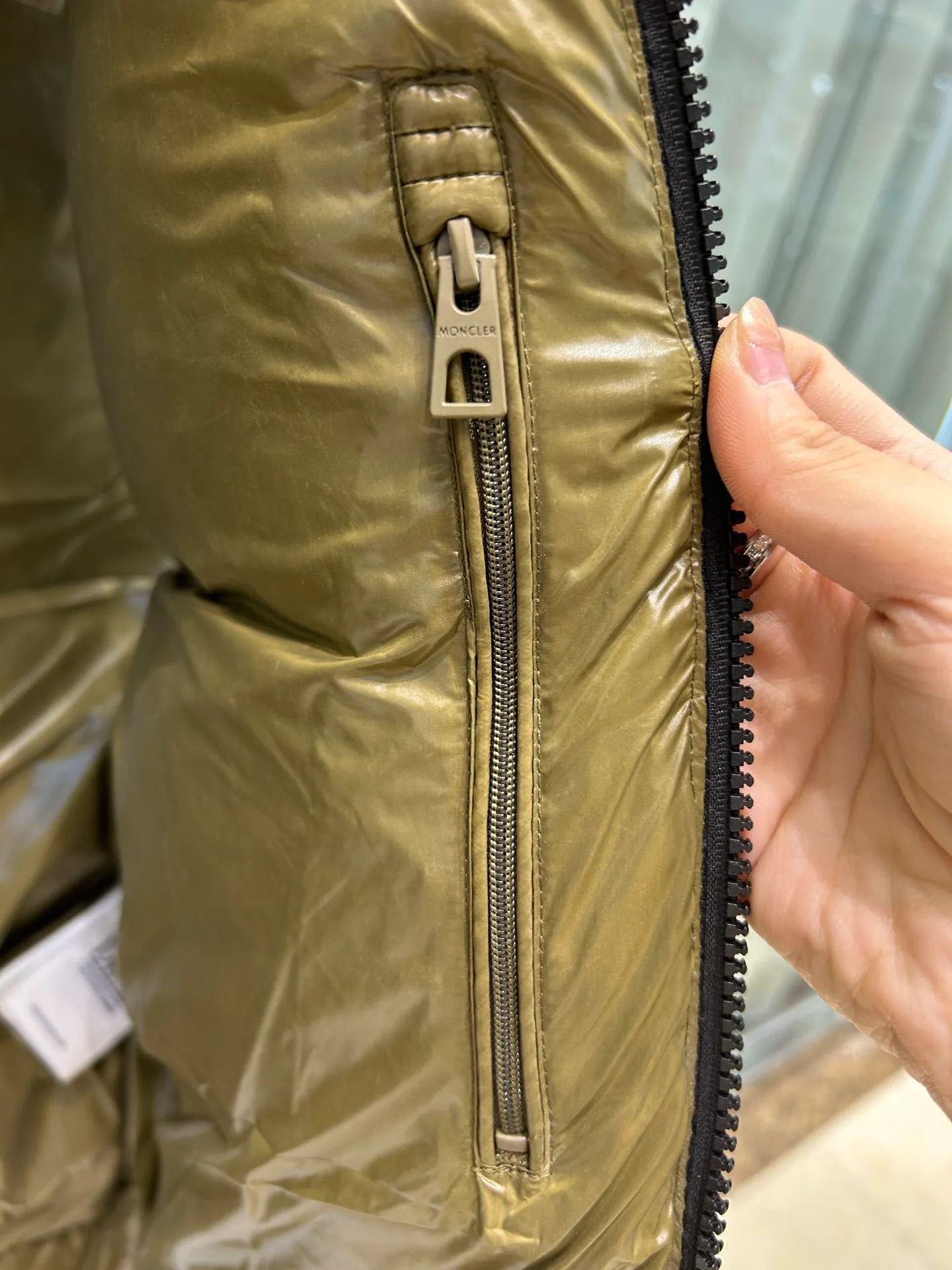 P680 25Moncler Moncler's new early autumn product Lipsi men's down vest, which interprets Moncler's classic design, is a must-have item for the seasonal wardrobe. Crafted from lightweight, functional nylon laque fabric, it has a contrast lining for a vibrant feel. Style number: Big label vest Size: 12345 Color: off-white black