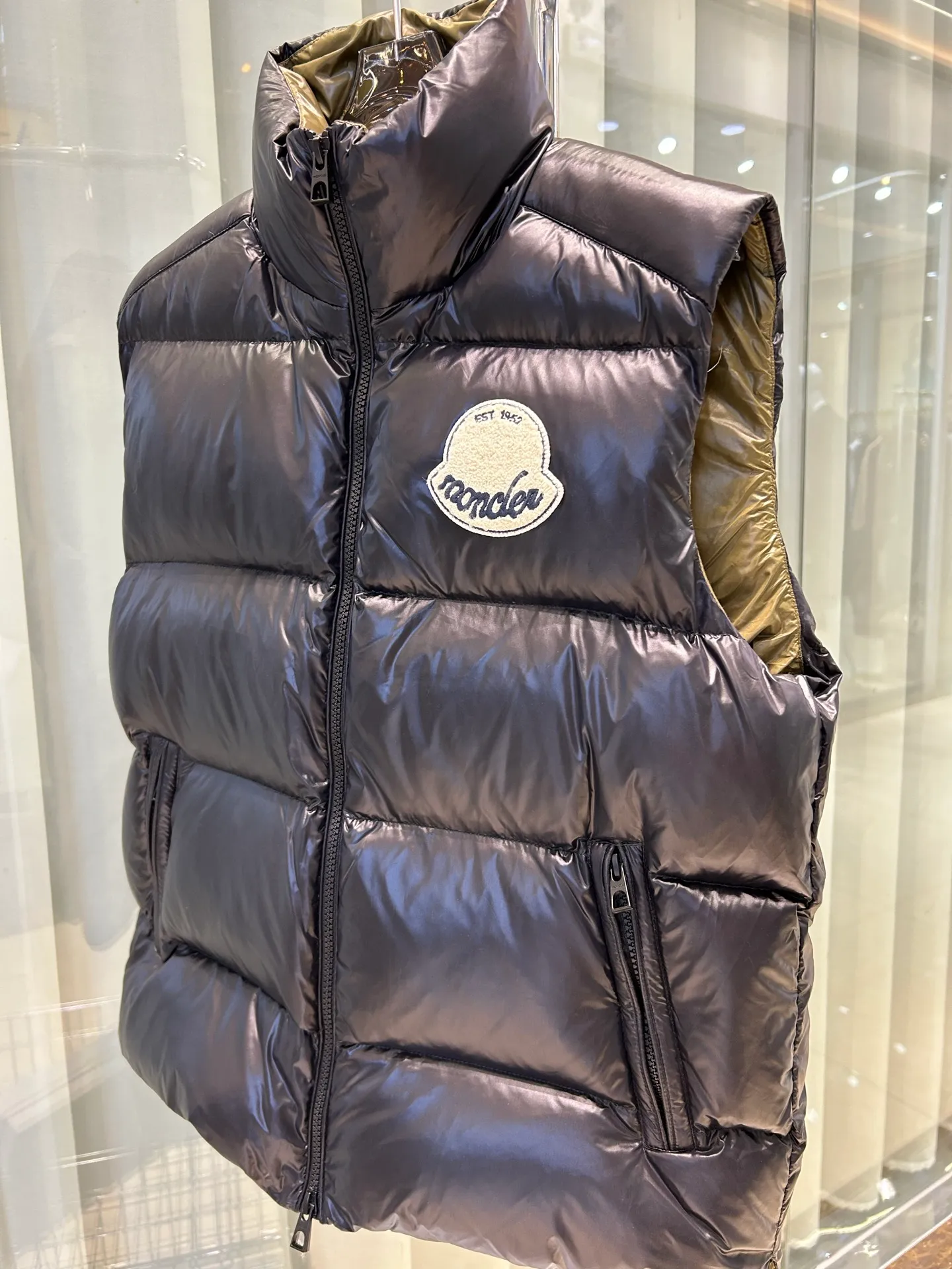 P680 25Moncler Moncler's new early autumn product Lipsi men's down vest, which interprets Moncler's classic design, is a must-have item for the seasonal wardrobe. Crafted from lightweight, functional nylon laque fabric, it has a contrast lining for a vibrant feel. Style number: Big label vest Size: 12345 Color: off-white black