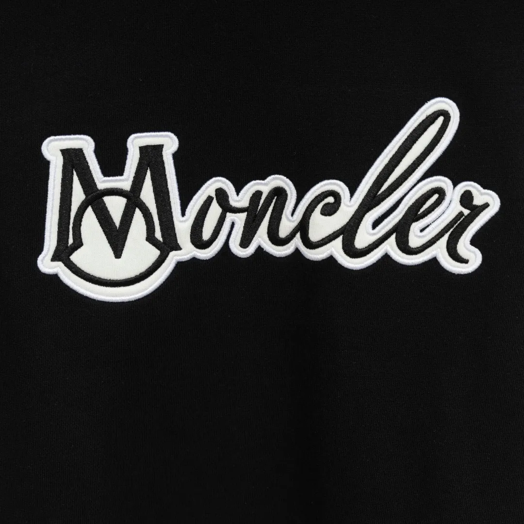 P250 top version (different currencies) Style: MONCLER classic patched pullover long-sleeved round neck sweatshirt Color: Picture color Size: S-XL Fabric: Pure cotton Accessories: Full set of customized accessories No gender distinction Same style for men and women