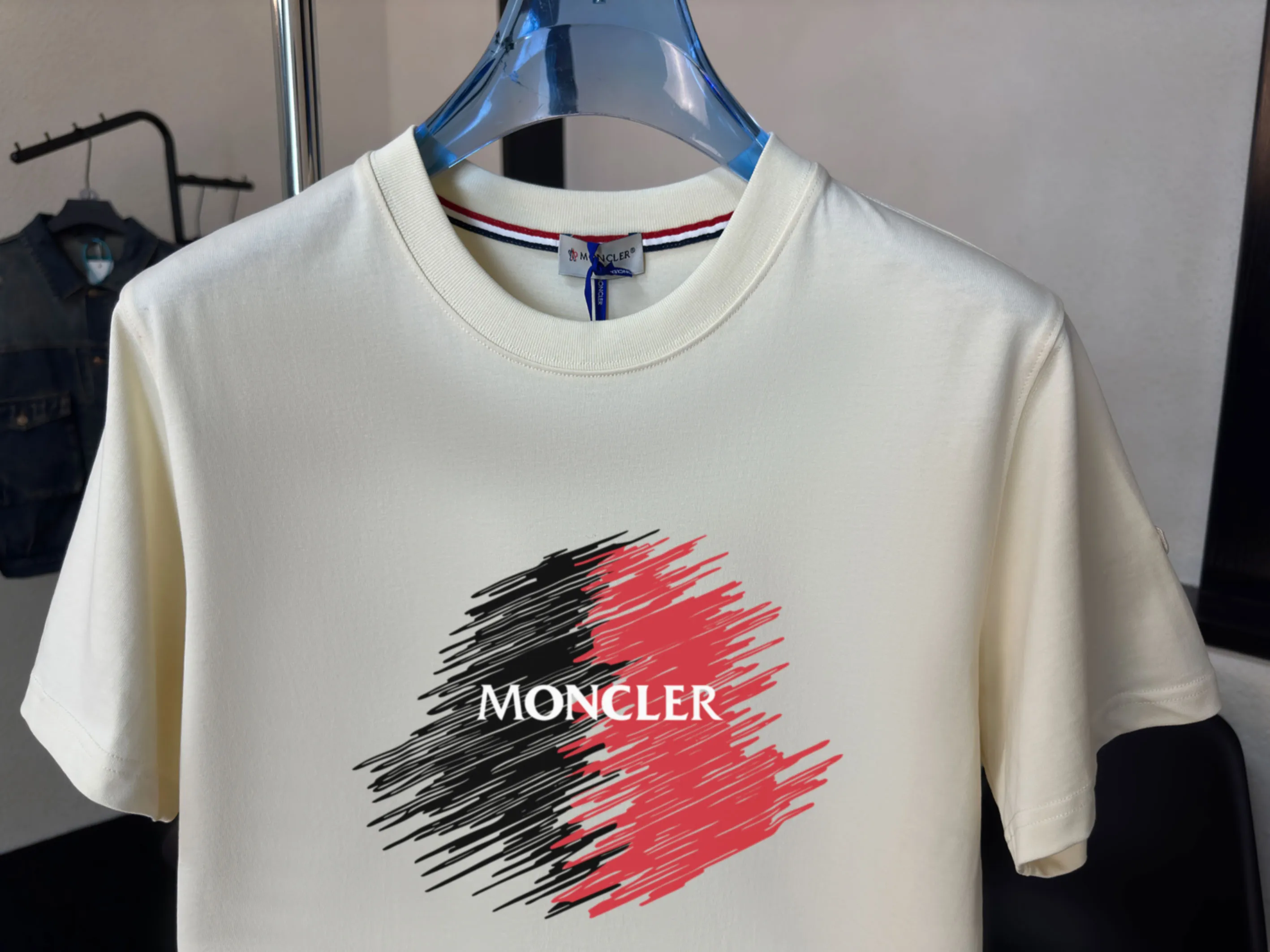 P140 Upgraded version "Mobile phone smart sensor ~ NFC chip armband ~ Direct access to the official website for anti-counterfeiting" "Moncler ~ Mouth Mouth" 2025 new high-quality round neck short-sleeved T-shirt. The cuffs have imported embroidered labels. Customized dyeing, very comfortable to touch. Super versatile and good-looking short-sleeved. Complete with three labels. Non-market ordinary version. Feel free to compare. Quality is absolutely guaranteed! ‼ First of all, this original fabric is all custom-woven with 32-count double yarn fabric, 250G, and the weight is the same‼ Fine workmanship, double waistcoat method, double waistcoat method, double waistcoat method makes the whole dress more three-dimensional, which is not a craft that ordinary T-shirts can achieve🤪 Size: S-M-L-XL-2XL Color: black, white, apricot, same style for men and women
