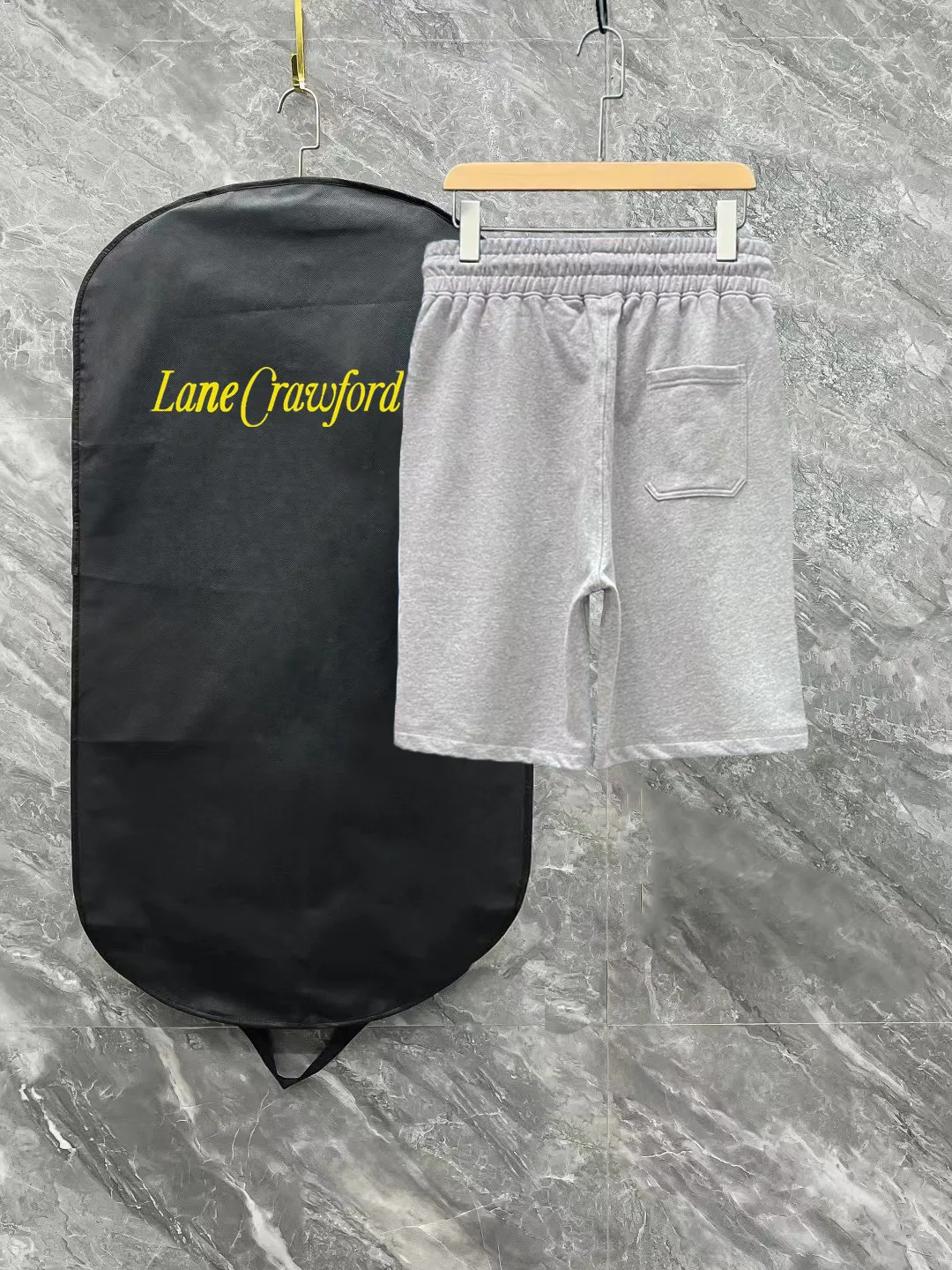 💰230 ✨MONCLER Meng Mouth SS spring and summer show style. Slim-fitting lines with exquisite logo and simple logo shorts. Domestic OEM exports. Supply top brand fabrics. 360g weight. Compatible with all body shapes. Black and white drawstring design on waist elastic band. Customized drawstring pockets with diagonal pocket design on both sides. There is also a small pocket at the rear. Color: black gray. Size S-XL