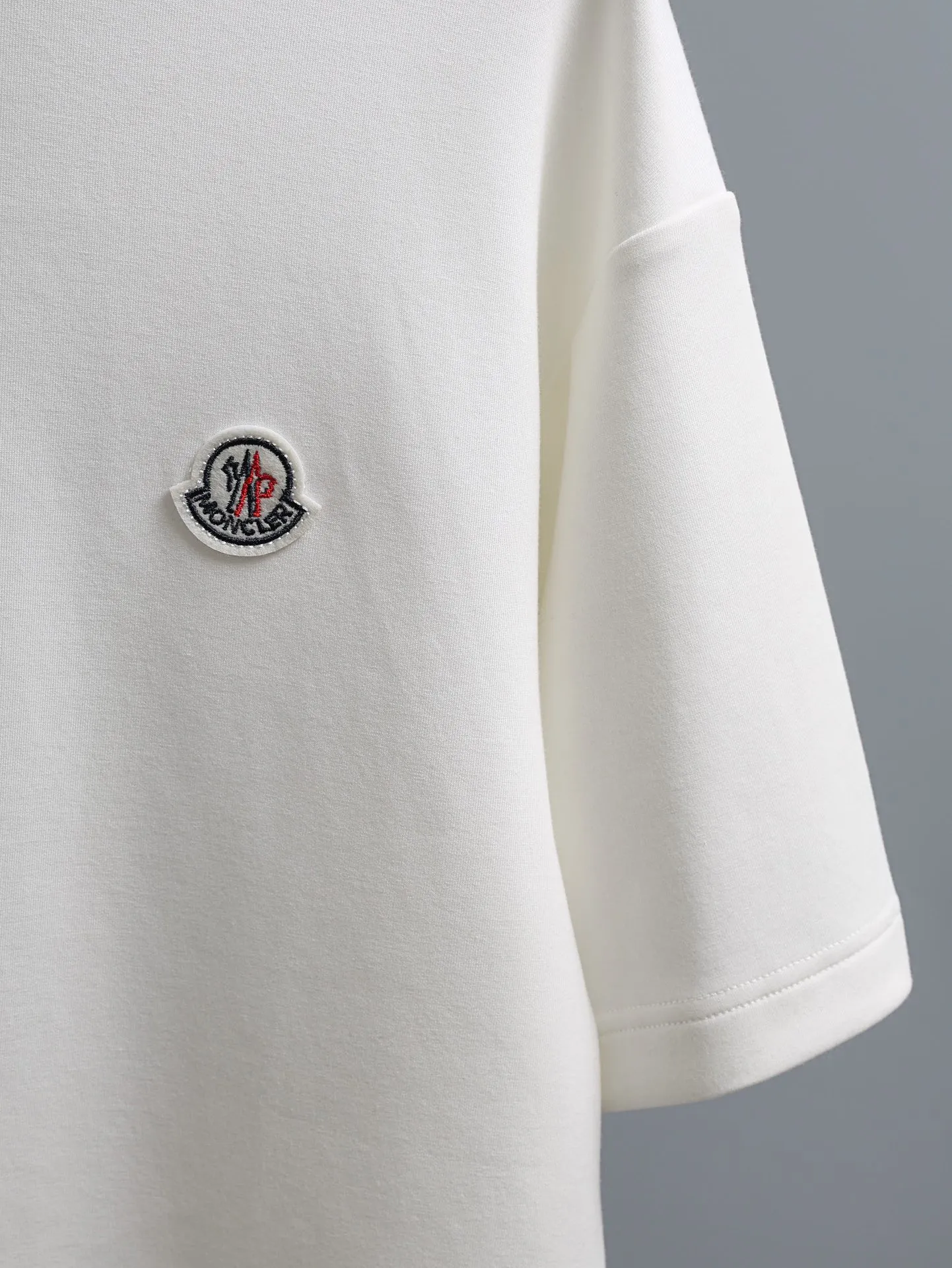 P190 MONCLER muzzle* 2꯭0꯭2꯭5 new autumn and winter style ❤️ Original ⌚️ high version muzzle fabric is made of 320 grams of high-density modal long-staple cotton. It does not deform or shrink. Process introduction: double thread movement. Small label embroidery on the chest🪡, and fine printing on the back. Color: white SIZE: M-3XL