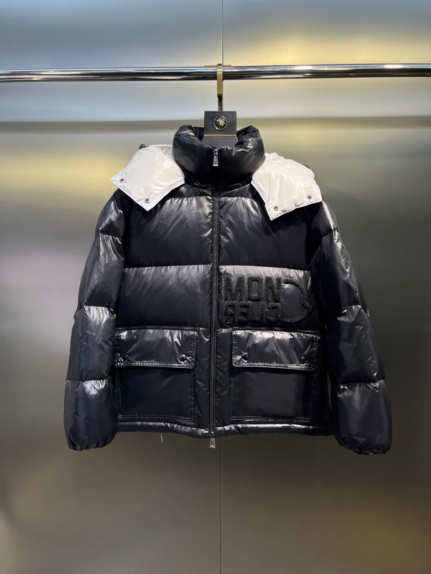 P760 moncler 🌟Moncler FW25 Abbaye short down jacket The Abbaye short jacket is made of iconic patented nylon, highlighting the fashion essence of Moncler. Featuring rectangular quilting and a contrasting lining that refreshes the removable hood. Terry knit logo embroidery adds a unique touch, making the garment instantly recognizable. Material process analysis: 1️⃣Original Nfc inductive anti-counterfeiting chip 2️⃣National standard 95% European standard pure white goose down, exclusive use of top down on the market 3️⃣Fabric: 100% nylon; Lining: 100% nylon, one of the best on the market, everything is customized according to the original version. 4⃣️The electroplated hardware is produced by the original processing factory, all customized by the original factory, and is not a replica of various types on the market. 5⃣️Produced by a certain Lang factory, it has always been unambiguous in terms of quality. Everyone knows about the workmanship, QA and Qc quality inspection of the workers when shipping from large factories. It is not comparable to small factories in the market. Mouth-mounted down jackets, let’s not brag, there is almost no one that can do better than us! Make an original product with care, so that every customer has the confidence to introduce it to his customers: This is the top replica version in China. Good products do not need too many soft articles to set off, only junk products will boast: the original ZP uses thousands of words to impress consumers! Although it is an F product, it is not inferior to ZP!  Color: white pink, white black, black, khaki, pink Size: 0123
