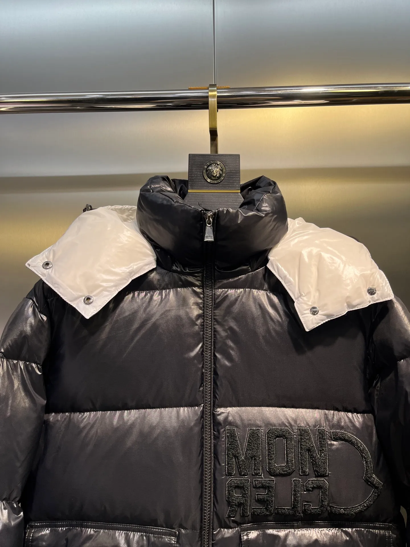 P760 moncler 🌟Moncler FW25 Abbaye short down jacket The Abbaye short jacket is made of iconic patented nylon, highlighting the fashion essence of Moncler. Featuring rectangular quilting and a contrasting lining that refreshes the removable hood. Terry knit logo embroidery adds a unique touch, making the garment instantly recognizable. Material process analysis: 1️⃣Original Nfc inductive anti-counterfeiting chip 2️⃣National standard 95% European standard pure white goose down, exclusive use of top down on the market 3️⃣Fabric: 100% nylon; Lining: 100% nylon, one of the best on the market, everything is customized according to the original version. 4⃣️The electroplated hardware is produced by the original processing factory, all customized by the original factory, and is not a replica of various types on the market. 5⃣️Produced by a certain Lang factory, it has always been unambiguous in terms of quality. Everyone knows about the workmanship, QA and Qc quality inspection of the workers when shipping from large factories. It is not comparable to small factories in the market. Mouth-mounted down jackets, let’s not brag, there is almost no one that can do better than us! Make an original product with care, so that every customer has the confidence to introduce it to his customers: This is the top replica version in China. Good products do not need too many soft articles to set off, only junk products will boast: the original ZP uses thousands of words to impress consumers! Although it is an F product, it is not inferior to ZP!  Color: white pink, white black, black, khaki, pink Size: 0123