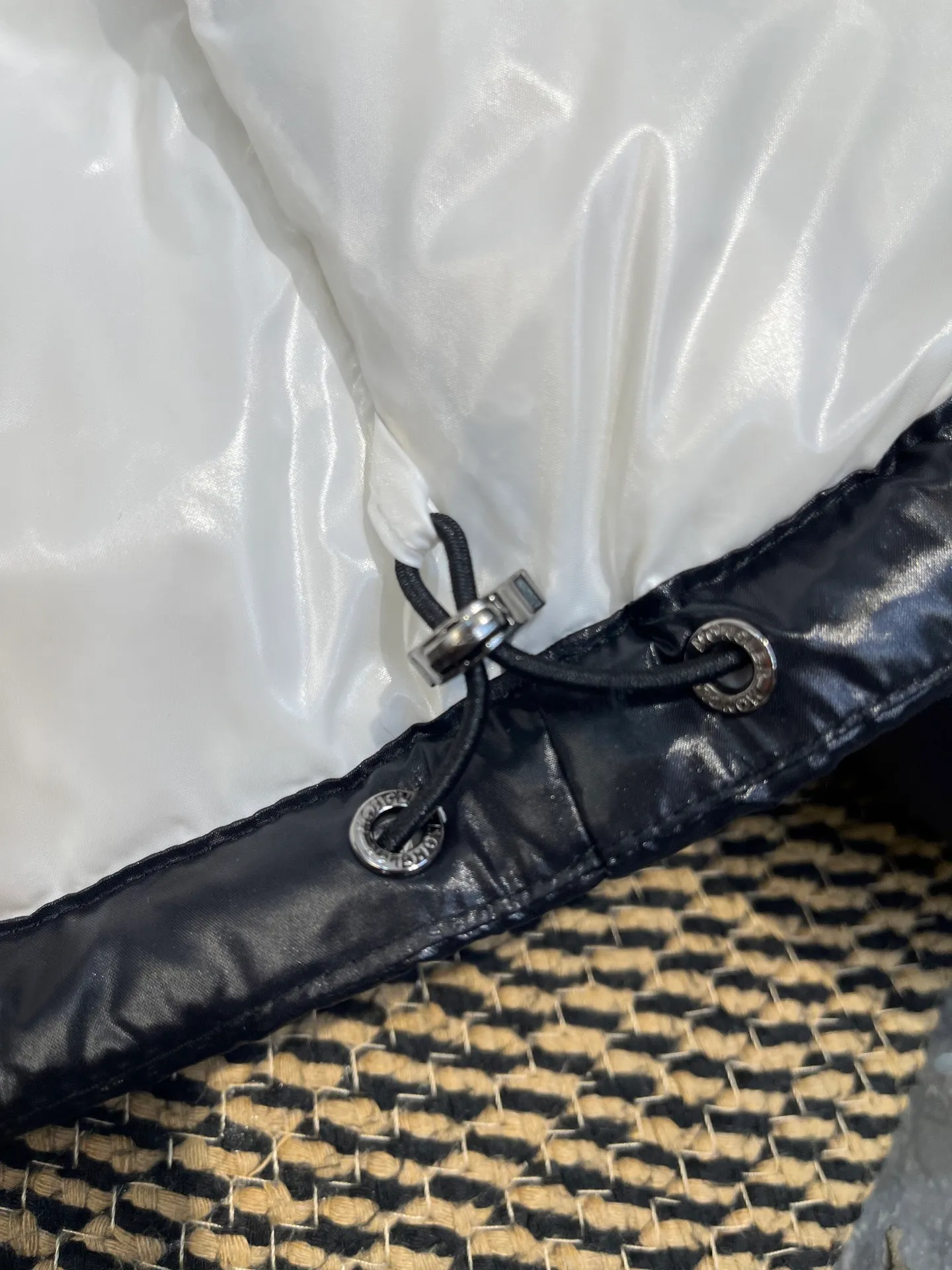P760 moncler 🌟Moncler FW25 Abbaye short down jacket The Abbaye short jacket is made of iconic patented nylon, highlighting the fashion essence of Moncler. Featuring rectangular quilting and a contrasting lining that refreshes the removable hood. Terry knit logo embroidery adds a unique touch, making the garment instantly recognizable. Material process analysis: 1️⃣Original Nfc inductive anti-counterfeiting chip 2️⃣National standard 95% European standard pure white goose down, exclusive use of top down on the market 3️⃣Fabric: 100% nylon; Lining: 100% nylon, one of the best on the market, everything is customized according to the original version. 4⃣️The electroplated hardware is produced by the original processing factory, all customized by the original factory, and is not a replica of various types on the market. 5⃣️Produced by a certain Lang factory, it has always been unambiguous in terms of quality. Everyone knows about the workmanship, QA and Qc quality inspection of the workers when shipping from large factories. It is not comparable to small factories in the market. Mouth-mounted down jackets, let’s not brag, there is almost no one that can do better than us! Make an original product with care, so that every customer has the confidence to introduce it to his customers: This is the top replica version in China. Good products do not need too many soft articles to set off, only junk products will boast: the original ZP uses thousands of words to impress consumers! Although it is an F product, it is not inferior to ZP!  Color: white pink, white black, black, khaki, pink Size: 0123
