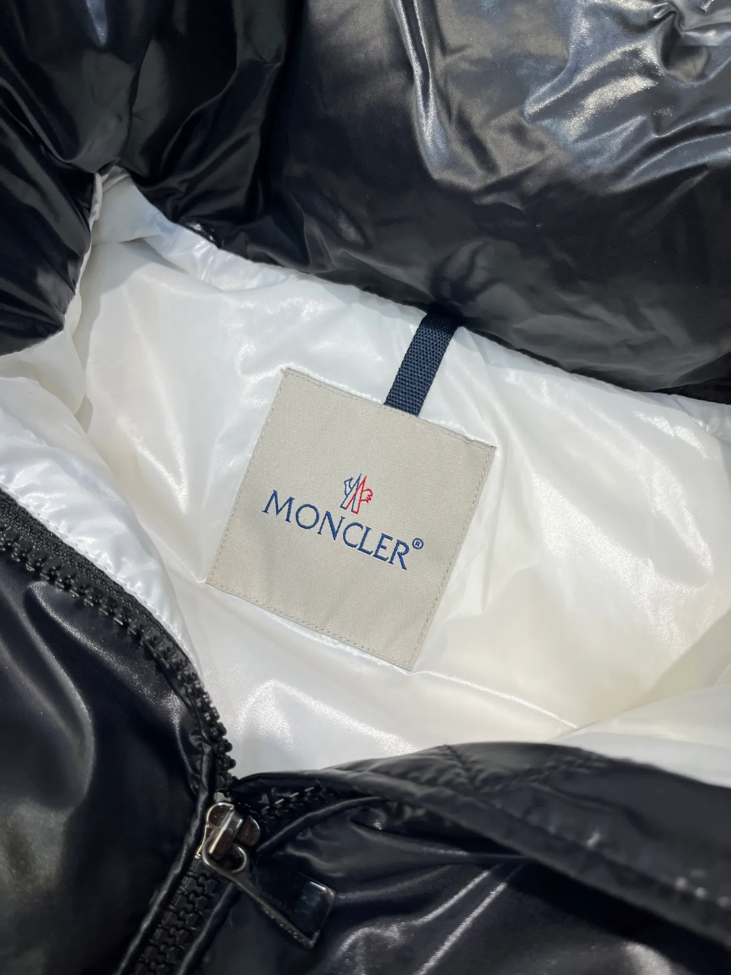 P760 moncler 🌟Moncler FW25 Abbaye short down jacket The Abbaye short jacket is made of iconic patented nylon, highlighting the fashion essence of Moncler. Featuring rectangular quilting and a contrasting lining that refreshes the removable hood. Terry knit logo embroidery adds a unique touch, making the garment instantly recognizable. Material process analysis: 1️⃣Original Nfc inductive anti-counterfeiting chip 2️⃣National standard 95% European standard pure white goose down, exclusive use of top down on the market 3️⃣Fabric: 100% nylon; Lining: 100% nylon, one of the best on the market, everything is customized according to the original version. 4⃣️The electroplated hardware is produced by the original processing factory, all customized by the original factory, and is not a replica of various types on the market. 5⃣️Produced by a certain Lang factory, it has always been unambiguous in terms of quality. Everyone knows about the workmanship, QA and Qc quality inspection of the workers when shipping from large factories. It is not comparable to small factories in the market. Mouth-mounted down jackets, let’s not brag, there is almost no one that can do better than us! Make an original product with care, so that every customer has the confidence to introduce it to his customers: This is the top replica version in China. Good products do not need too many soft articles to set off, only junk products will boast: the original ZP uses thousands of words to impress consumers! Although it is an F product, it is not inferior to ZP!  Color: white pink, white black, black, khaki, pink Size: 0123
