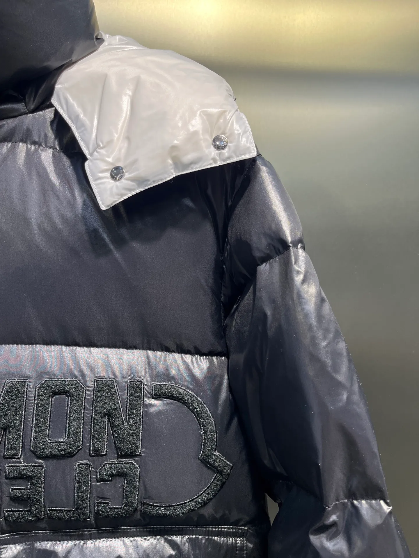 P760 moncler 🌟Moncler FW25 Abbaye short down jacket The Abbaye short jacket is made of iconic patented nylon, highlighting the fashion essence of Moncler. Featuring rectangular quilting and a contrasting lining that refreshes the removable hood. Terry knit logo embroidery adds a unique touch, making the garment instantly recognizable. Material process analysis: 1️⃣Original Nfc inductive anti-counterfeiting chip 2️⃣National standard 95% European standard pure white goose down, exclusive use of top down on the market 3️⃣Fabric: 100% nylon; Lining: 100% nylon, one of the best on the market, everything is customized according to the original version. 4⃣️The electroplated hardware is produced by the original processing factory, all customized by the original factory, and is not a replica of various types on the market. 5⃣️Produced by a certain Lang factory, it has always been unambiguous in terms of quality. Everyone knows about the workmanship, QA and Qc quality inspection of the workers when shipping from large factories. It is not comparable to small factories in the market. Mouth-mounted down jackets, let’s not brag, there is almost no one that can do better than us! Make an original product with care, so that every customer has the confidence to introduce it to his customers: This is the top replica version in China. Good products do not need too many soft articles to set off, only junk products will boast: the original ZP uses thousands of words to impress consumers! Although it is an F product, it is not inferior to ZP!  Color: white pink, white black, black, khaki, pink Size: 0123