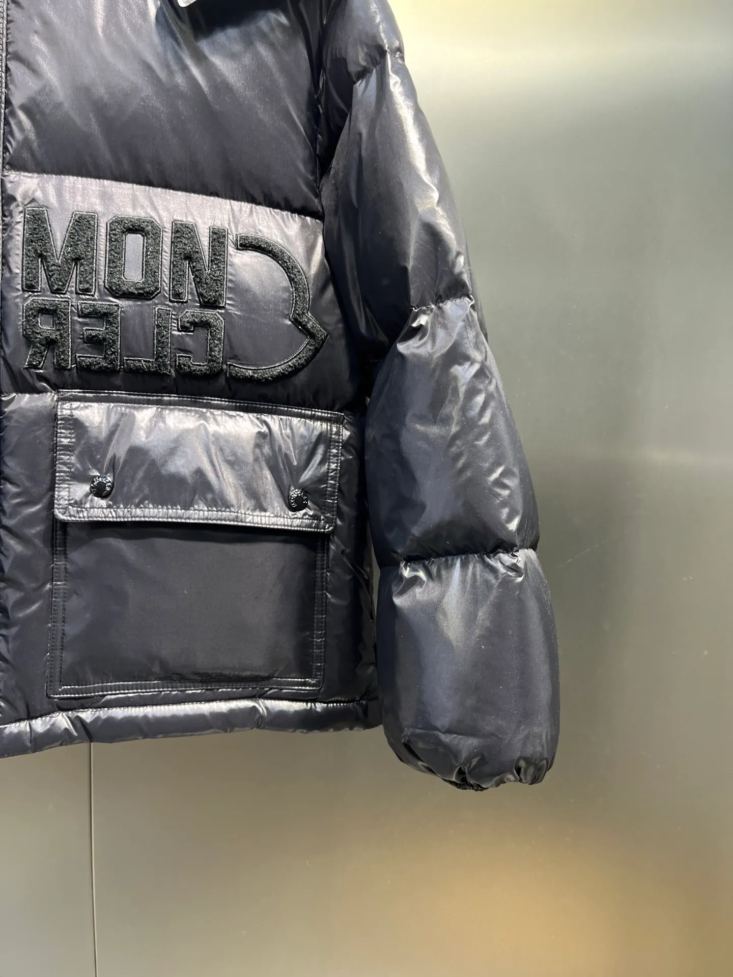 P760 moncler 🌟Moncler FW25 Abbaye short down jacket The Abbaye short jacket is made of iconic patented nylon, highlighting the fashion essence of Moncler. Featuring rectangular quilting and a contrasting lining that refreshes the removable hood. Terry knit logo embroidery adds a unique touch, making the garment instantly recognizable. Material process analysis: 1️⃣Original Nfc inductive anti-counterfeiting chip 2️⃣National standard 95% European standard pure white goose down, exclusive use of top down on the market 3️⃣Fabric: 100% nylon; Lining: 100% nylon, one of the best on the market, everything is customized according to the original version. 4⃣️The electroplated hardware is produced by the original processing factory, all customized by the original factory, and is not a replica of various types on the market. 5⃣️Produced by a certain Lang factory, it has always been unambiguous in terms of quality. Everyone knows about the workmanship, QA and Qc quality inspection of the workers when shipping from large factories. It is not comparable to small factories in the market. Mouth-mounted down jackets, let’s not brag, there is almost no one that can do better than us! Make an original product with care, so that every customer has the confidence to introduce it to his customers: This is the top replica version in China. Good products do not need too many soft articles to set off, only junk products will boast: the original ZP uses thousands of words to impress consumers! Although it is an F product, it is not inferior to ZP!  Color: white pink, white black, black, khaki, pink Size: 0123