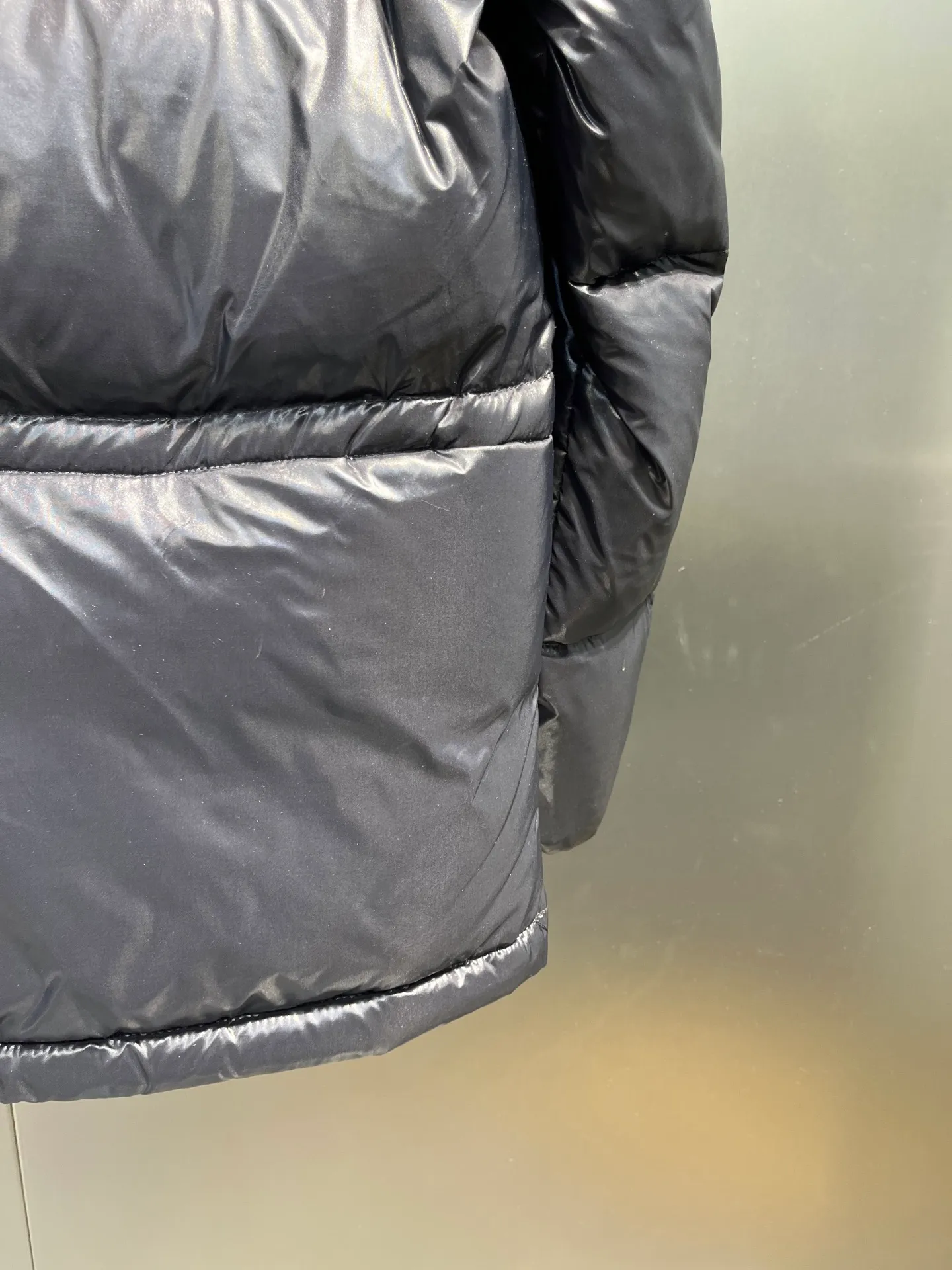 P760 moncler 🌟Moncler FW25 Abbaye short down jacket The Abbaye short jacket is made of iconic patented nylon, highlighting the fashion essence of Moncler. Featuring rectangular quilting and a contrasting lining that refreshes the removable hood. Terry knit logo embroidery adds a unique touch, making the garment instantly recognizable. Material process analysis: 1️⃣Original Nfc inductive anti-counterfeiting chip 2️⃣National standard 95% European standard pure white goose down, exclusive use of top down on the market 3️⃣Fabric: 100% nylon; Lining: 100% nylon, one of the best on the market, everything is customized according to the original version. 4⃣️The electroplated hardware is produced by the original processing factory, all customized by the original factory, and is not a replica of various types on the market. 5⃣️Produced by a certain Lang factory, it has always been unambiguous in terms of quality. Everyone knows about the workmanship, QA and Qc quality inspection of the workers when shipping from large factories. It is not comparable to small factories in the market. Mouth-mounted down jackets, let’s not brag, there is almost no one that can do better than us! Make an original product with care, so that every customer has the confidence to introduce it to his customers: This is the top replica version in China. Good products do not need too many soft articles to set off, only junk products will boast: the original ZP uses thousands of words to impress consumers! Although it is an F product, it is not inferior to ZP!  Color: white pink, white black, black, khaki, pink Size: 0123