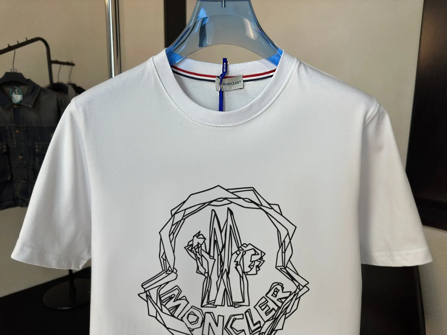 P140 Upgraded version "Mobile phone smart sensor ~ NFC chip armband ~ Direct access to the official website for anti-counterfeiting" "Moncler ~ Mouth Mouth" 2025 new high-quality round neck short-sleeved T-shirt. The cuffs have imported embroidered labels. Customized dyeing, very comfortable to touch. Super versatile and good-looking short-sleeved. Complete with three labels. Non-market ordinary version. Feel free to compare. Quality is absolutely guaranteed! ‼ First of all, this original fabric is all custom-woven with 32-count double yarn fabric, 250G, and the weight is the same‼ Fine workmanship, double waistcoat method, double waistcoat method, double waistcoat method makes the whole dress more three-dimensional, which is not a craft that ordinary T-shirts can achieve🤪 Size: S-M-L-XL-2XL Color: black, white, apricot, same style for men and women