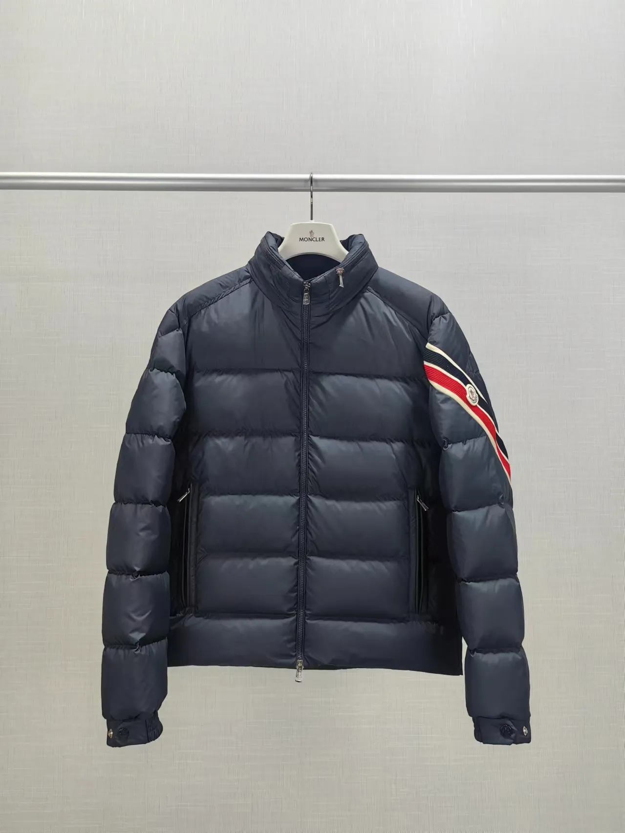 P880 Style number: Y121 Moncler Solayan men's three-color trimmed short down jacket! The latest official website is available simultaneously! ! White duck down filling ~ the most delicate, light and neat fabric!  The Solayan Men's Short Down Jacket features the season's signature stripe detailing, blending sporty spirit with timeless style.  The Solayan down jacket is made of micro chic fabric and has a tough square shape design, highlighting Moncler's sporty spirit. This cropped down jacket features tricolor stripes on the sleeves, a seasonal take on the brand's signature. Comes with a practical pull-out hood. Color: Black Royal Blue Brown Size: 1-2-3-4-5