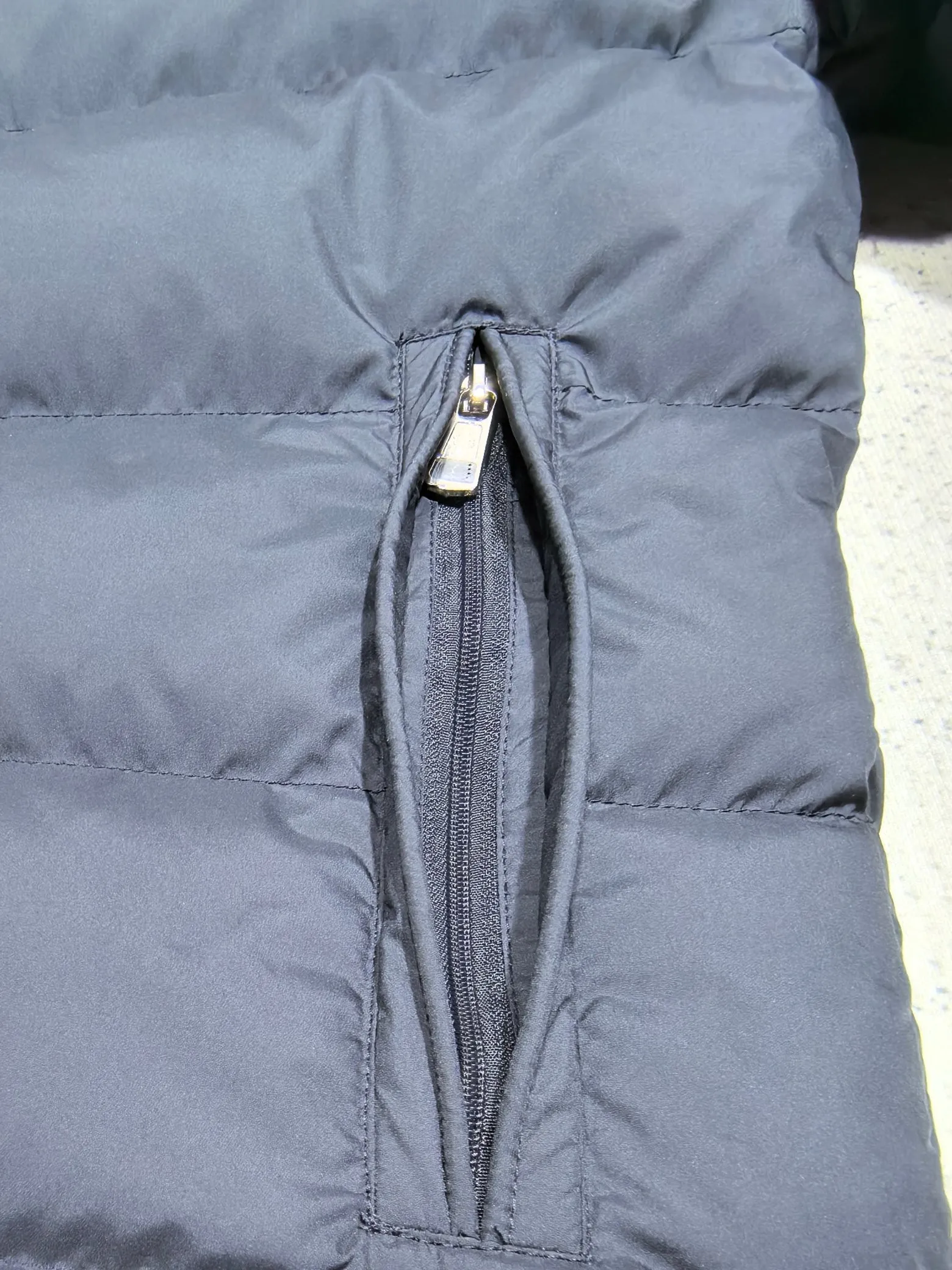P880 Style number: Y121 Moncler Solayan men's three-color trimmed short down jacket! The latest official website is available simultaneously! ! White duck down filling ~ the most delicate, light and neat fabric!  The Solayan Men's Short Down Jacket features the season's signature stripe detailing, blending sporty spirit with timeless style.  The Solayan down jacket is made of micro chic fabric and has a tough square shape design, highlighting Moncler's sporty spirit. This cropped down jacket features tricolor stripes on the sleeves, a seasonal take on the brand's signature. Comes with a practical pull-out hood. Color: Black Royal Blue Brown Size: 1-2-3-4-5
