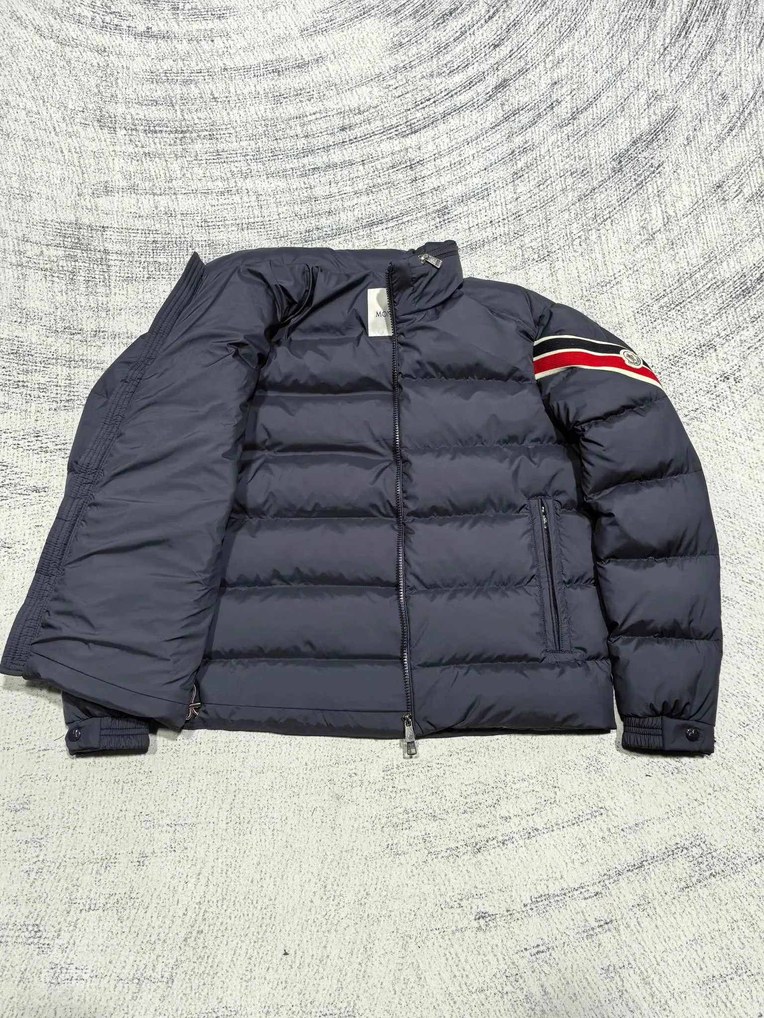 P880 Style number: Y121 Moncler Solayan men's three-color trimmed short down jacket! The latest official website is available simultaneously! ! White duck down filling ~ the most delicate, light and neat fabric!  The Solayan Men's Short Down Jacket features the season's signature stripe detailing, blending sporty spirit with timeless style.  The Solayan down jacket is made of micro chic fabric and has a tough square shape design, highlighting Moncler's sporty spirit. This cropped down jacket features tricolor stripes on the sleeves, a seasonal take on the brand's signature. Comes with a practical pull-out hood. Color: Black Royal Blue Brown Size: 1-2-3-4-5