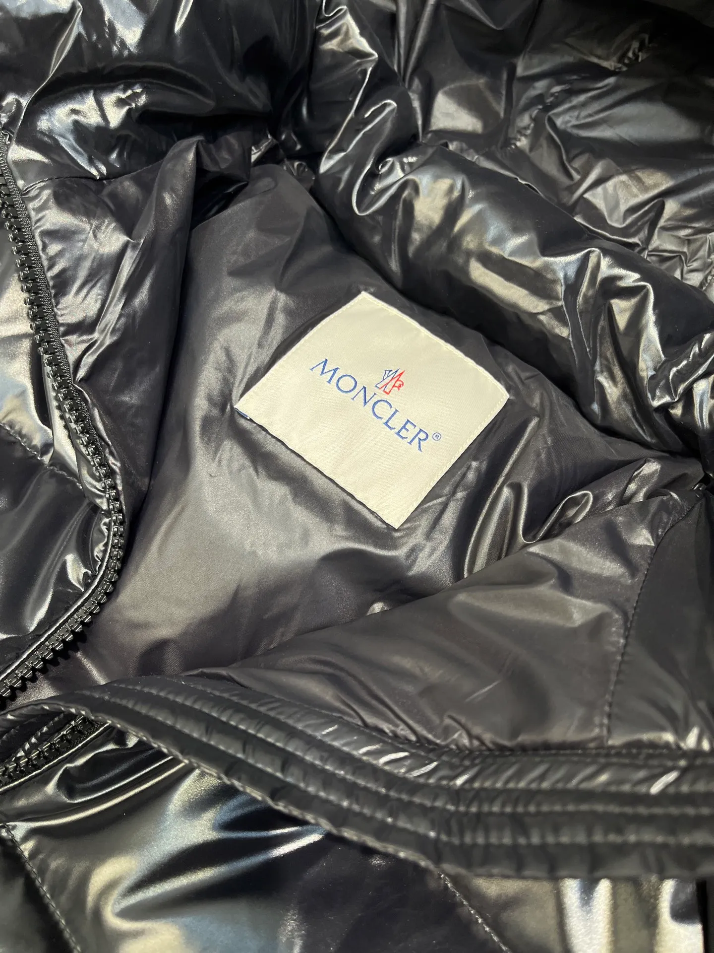 P780 Wang Yibo's same Moncler Mariveles down jacket, which draws inspiration from camping and incorporates dynamic technological texture. It is made of polyester and has a hooded style. The hood can be detached at will. Size: 123456 Color: black