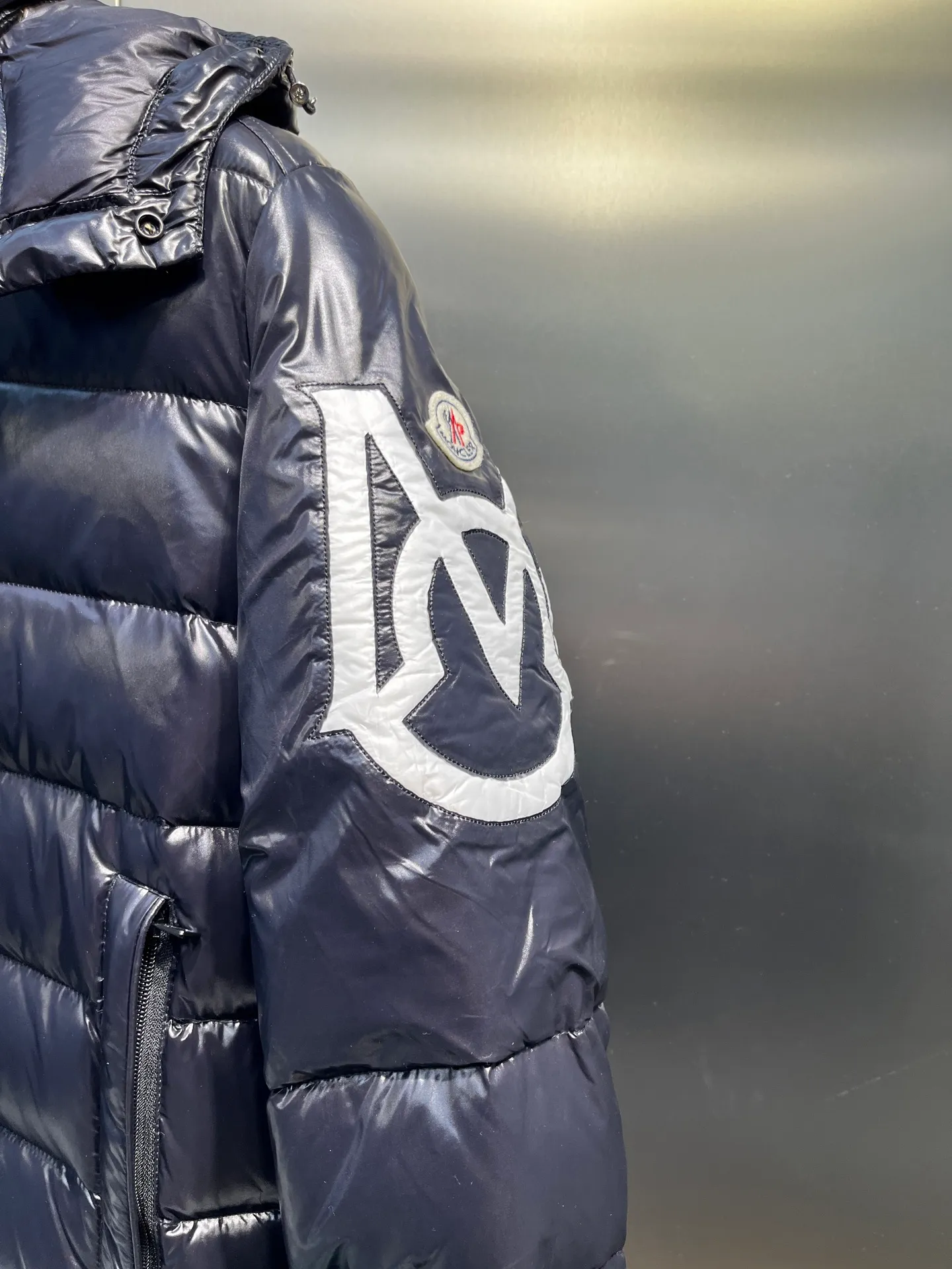 P780 Wang Yibo's same Moncler Mariveles down jacket, which draws inspiration from camping and incorporates dynamic technological texture. It is made of polyester and has a hooded style. The hood can be detached at will. Size: 123456 Color: black