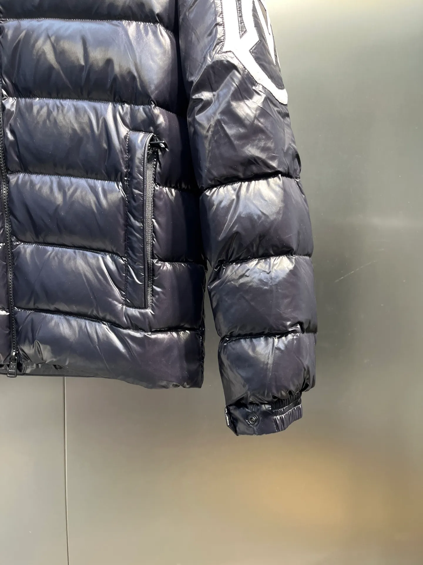 P780 Wang Yibo's same Moncler Mariveles down jacket, which draws inspiration from camping and incorporates dynamic technological texture. It is made of polyester and has a hooded style. The hood can be detached at will. Size: 123456 Color: black