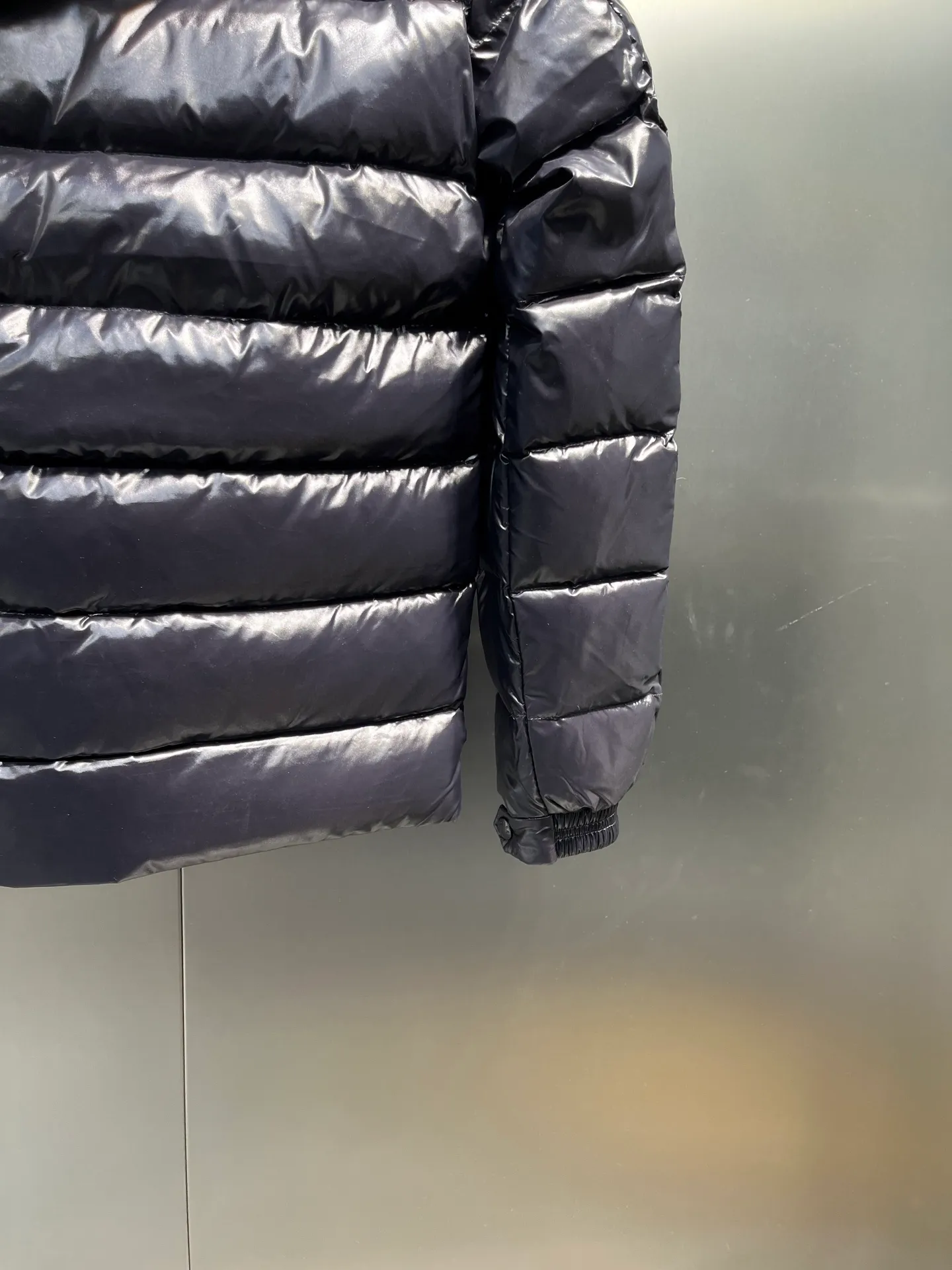 P780 Wang Yibo's same Moncler Mariveles down jacket, which draws inspiration from camping and incorporates dynamic technological texture. It is made of polyester and has a hooded style. The hood can be detached at will. Size: 123456 Color: black