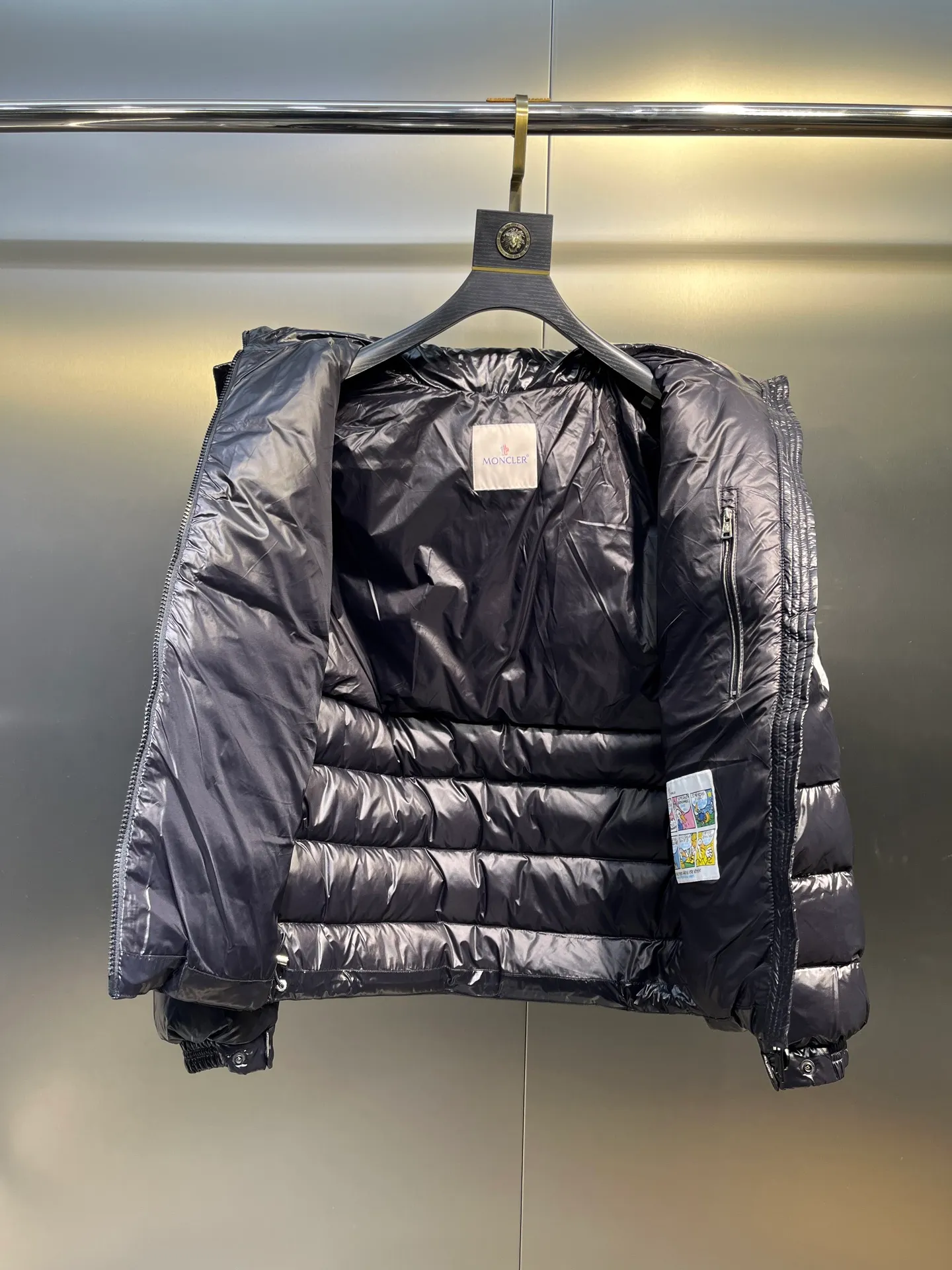 P780 Wang Yibo's same Moncler Mariveles down jacket, which draws inspiration from camping and incorporates dynamic technological texture. It is made of polyester and has a hooded style. The hood can be detached at will. Size: 123456 Color: black