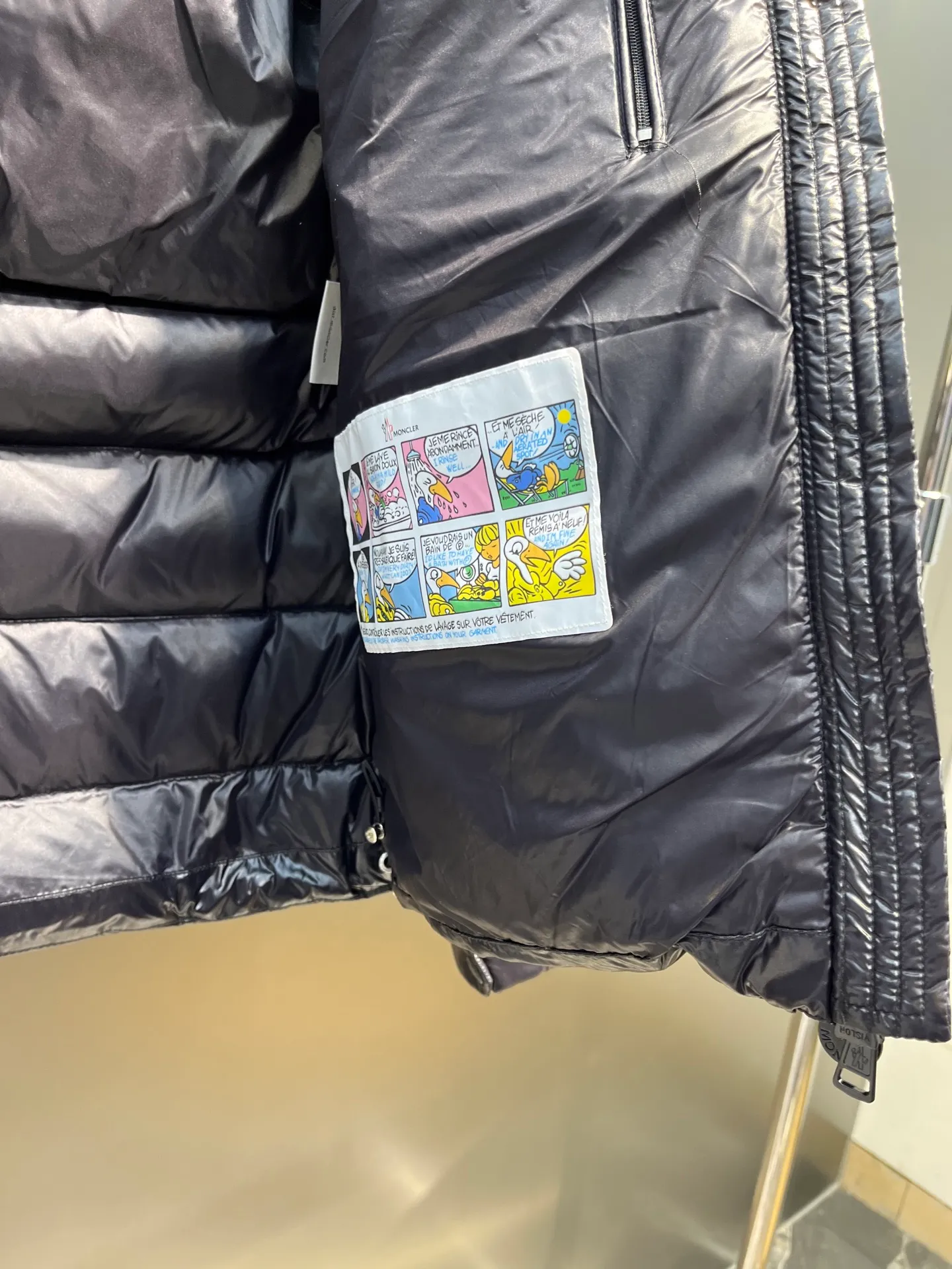 P780 Wang Yibo's same Moncler Mariveles down jacket, which draws inspiration from camping and incorporates dynamic technological texture. It is made of polyester and has a hooded style. The hood can be detached at will. Size: 123456 Color: black