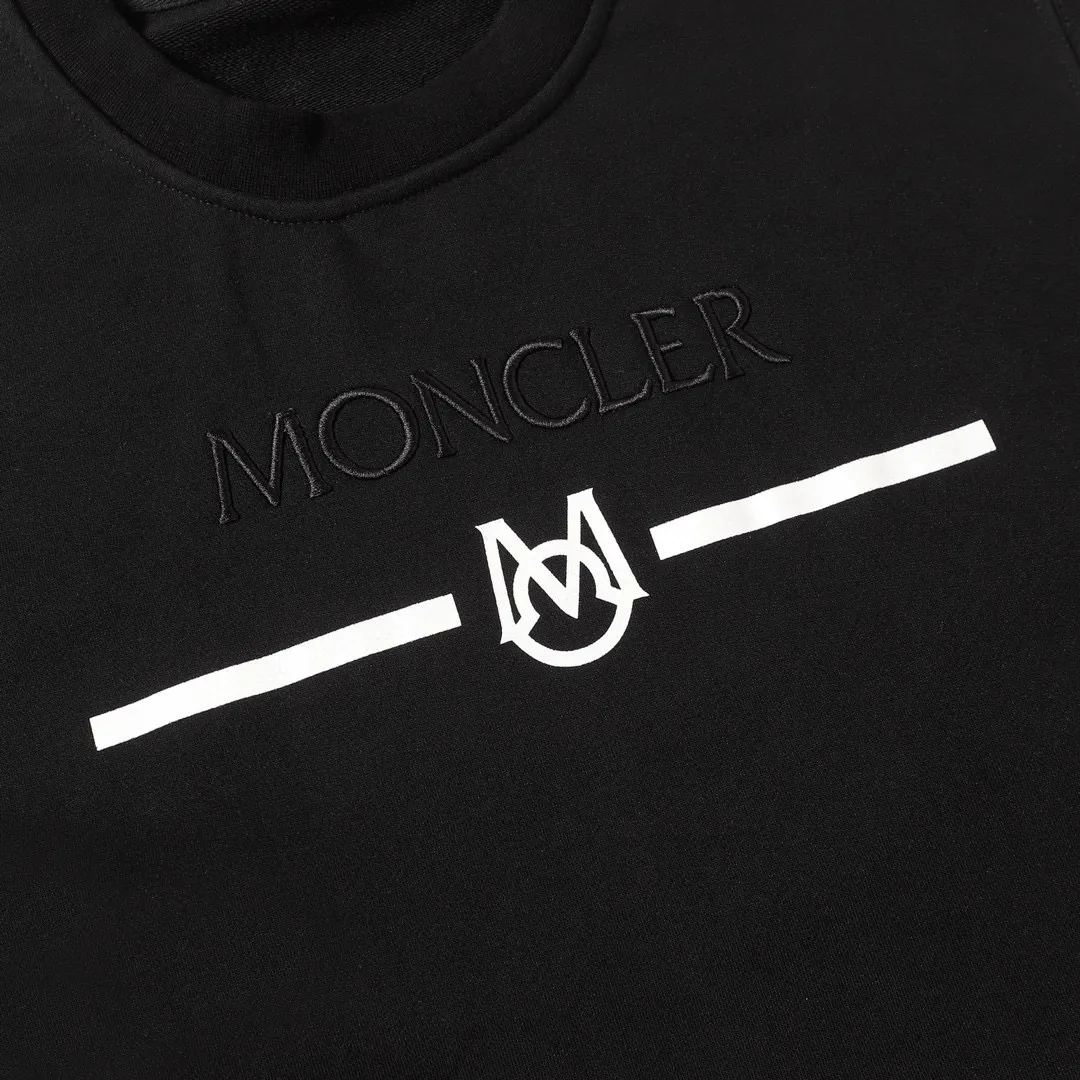 P210 Style No.: 854 〈MONCLER〉The price of the embroidered printed round neck sweatshirt with a hood is actually quite advantageous. Those who have been to the counters should know that the price of the hooded sweatshirt is not much cheaper than that of Gucci Burberry. It is just relatively low-key and unwilling to hype. It is a picture that you want to buy or not. The aloof existence... ✅460 grams of 100% pure cotton wool fabric OS version is too large ✅Combined with the original high weight double yarn thread ✅Correct three-needle and five-thread craftsmanship Chain edge Color: Black White Size S M L