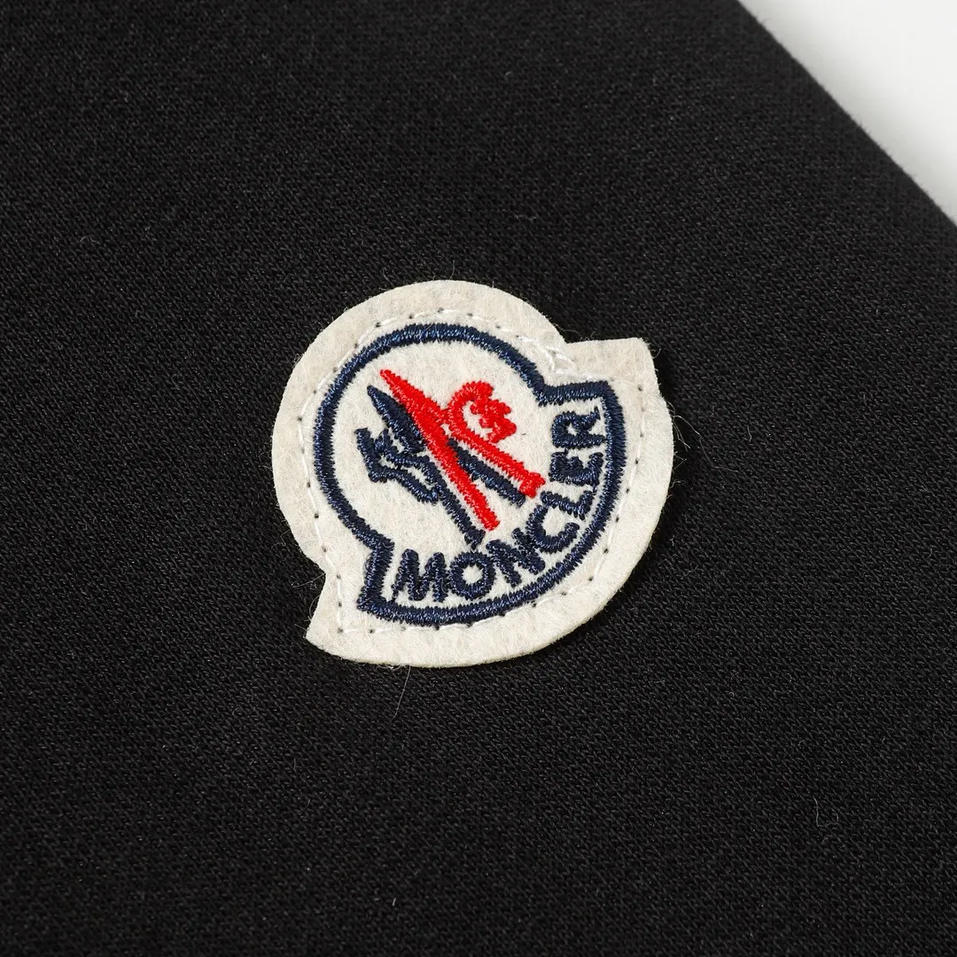 P210 Style No.: 854 〈MONCLER〉The price of the embroidered printed round neck sweatshirt with a hood is actually quite advantageous. Those who have been to the counters should know that the price of the hooded sweatshirt is not much cheaper than that of Gucci Burberry. It is just relatively low-key and unwilling to hype. It is a picture that you want to buy or not. The aloof existence... ✅460 grams of 100% pure cotton wool fabric OS version is too large ✅Combined with the original high weight double yarn thread ✅Correct three-needle and five-thread craftsmanship Chain edge Color: Black White Size S M L