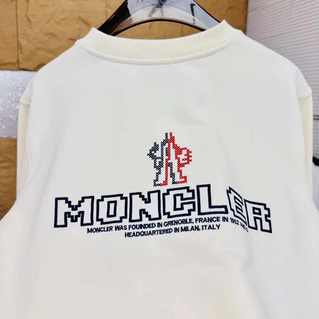 P280 Brand: Mengkou🤳𝐌𝐎𝐍𝐂𝐋𝐄𝐑 Fabric: ☑️Made of 440g double-strand pure cotton terry👕 Fabric: ☑️Thread with 1*1 double yarn thread. 🔜Comes with dyeing in the same tank. Craftsmanship: ☑️The embroidery uses 3D three-dimensional embroidery technology, 🇧🇫The original computer scan and print is restored 1:1. The pattern is clear and the needle count is dense. It is a rare high-end product on the market! 🇲🇩All three standards are complete! Size: ☑️S 〰️M 〰️L 〰️XL 〰️XXL