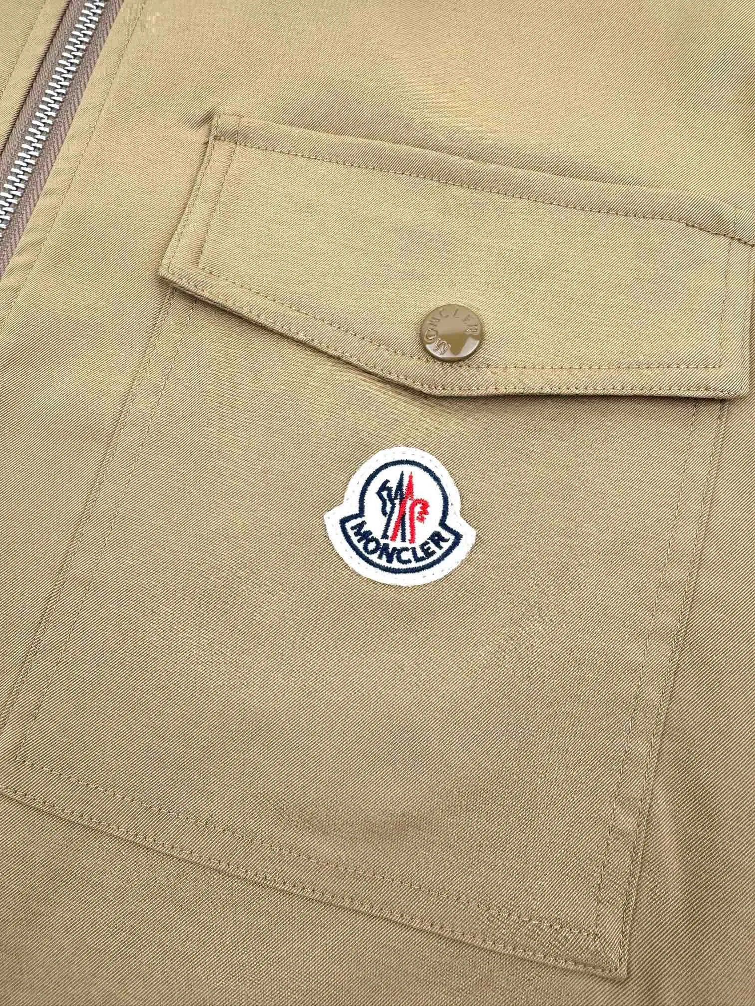 P480 White background picture] Moncler/mask logo zipper shirt jacket [Ready stock] S M L Outline the most moving fashion picture. Imported special machine infrared is used to position the "Moncler logo embroidery". The position is more accurate and strong. Template machine opens the bag. The preset template guides the position of the bag. The shape and size. The accuracy ensures the quality of the bag opening effect. The fabrics have been washed and have a better hand feel. Not easy to deform, not easy to shrink, not easy to fade. Maintain long-term beauty and loose fit.