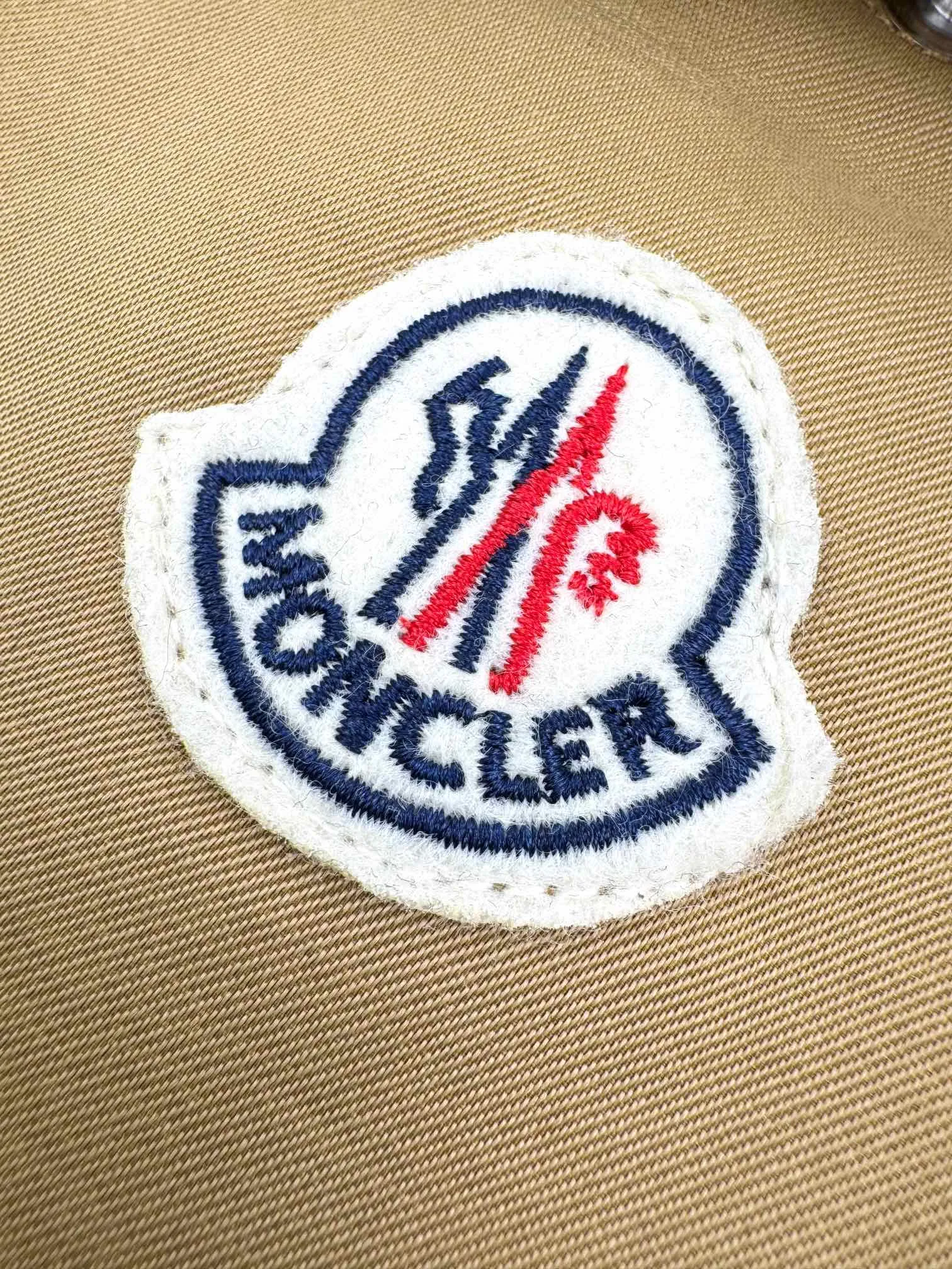 P480 White background picture] Moncler/mask logo zipper shirt jacket [Ready stock] S M L Outline the most moving fashion picture. Imported special machine infrared is used to position the "Moncler logo embroidery". The position is more accurate and strong. Template machine opens the bag. The preset template guides the position of the bag. The shape and size. The accuracy ensures the quality of the bag opening effect. The fabrics have been washed and have a better hand feel. Not easy to deform, not easy to shrink, not easy to fade. Maintain long-term beauty and loose fit.