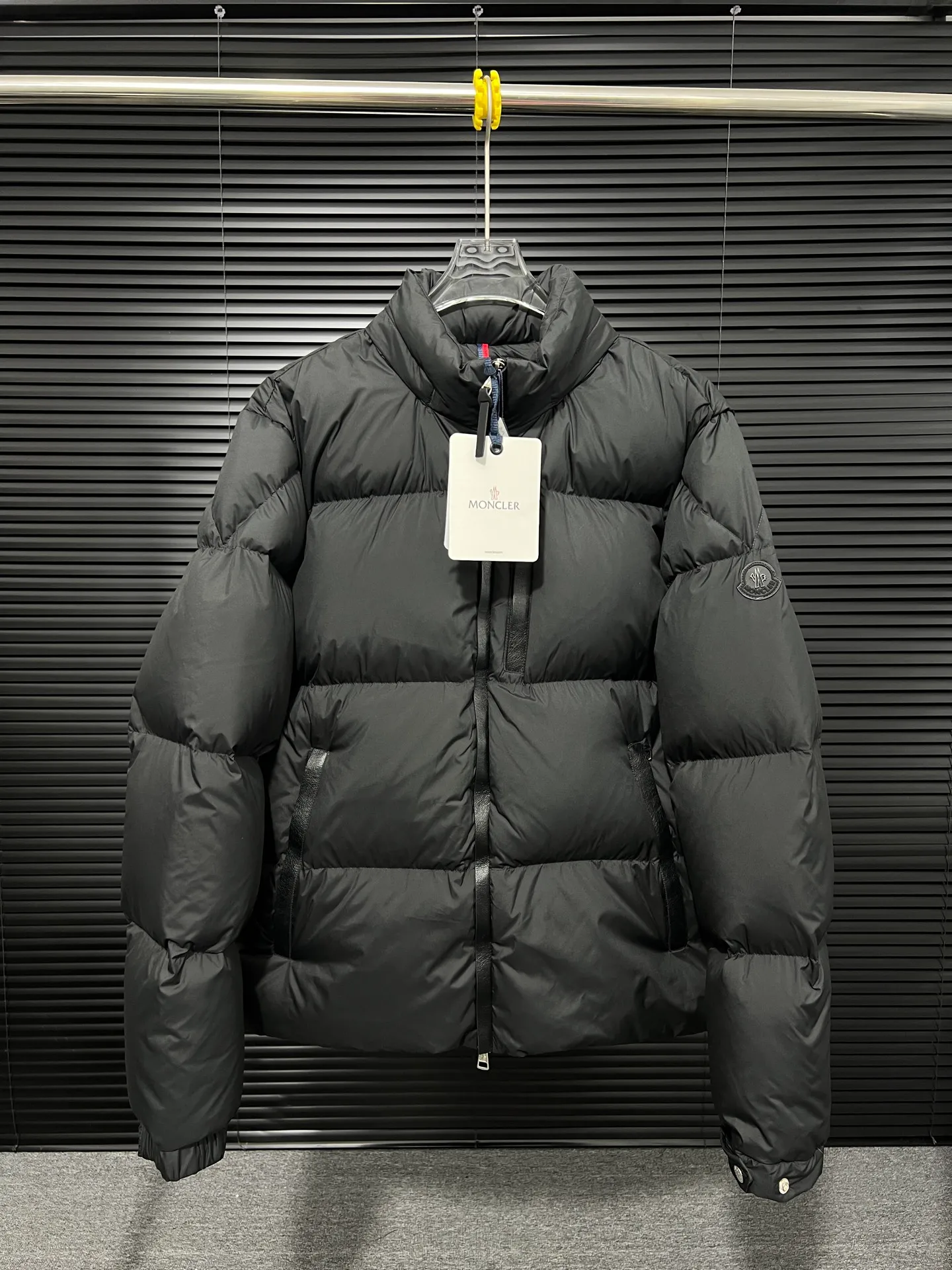 P820 ​​Moncler's new besbre zipper stand collar is a new fashionable stand collar down for autumn and winter. The overall design is simple and beautiful, and it is also very versatile and suitable for any occasion. Pair it with one inside, which is fashionable, age-reducing and warm. The body is decorated with leather zipper design pockets, which is fashionable and high-end. The sleeve arms are embellished with the brand's iconic logo, which not only highlights the brand's charm, but also has a high degree of recognition. The luxurious and low-key design is simply great! Powerful functionality brings warmth to cold winters, is windproof and waterproof, and is filled with 90% velvet content, allowing you to feel warm even on sub-zero nights. Color: Khaki Black Size: 12345
