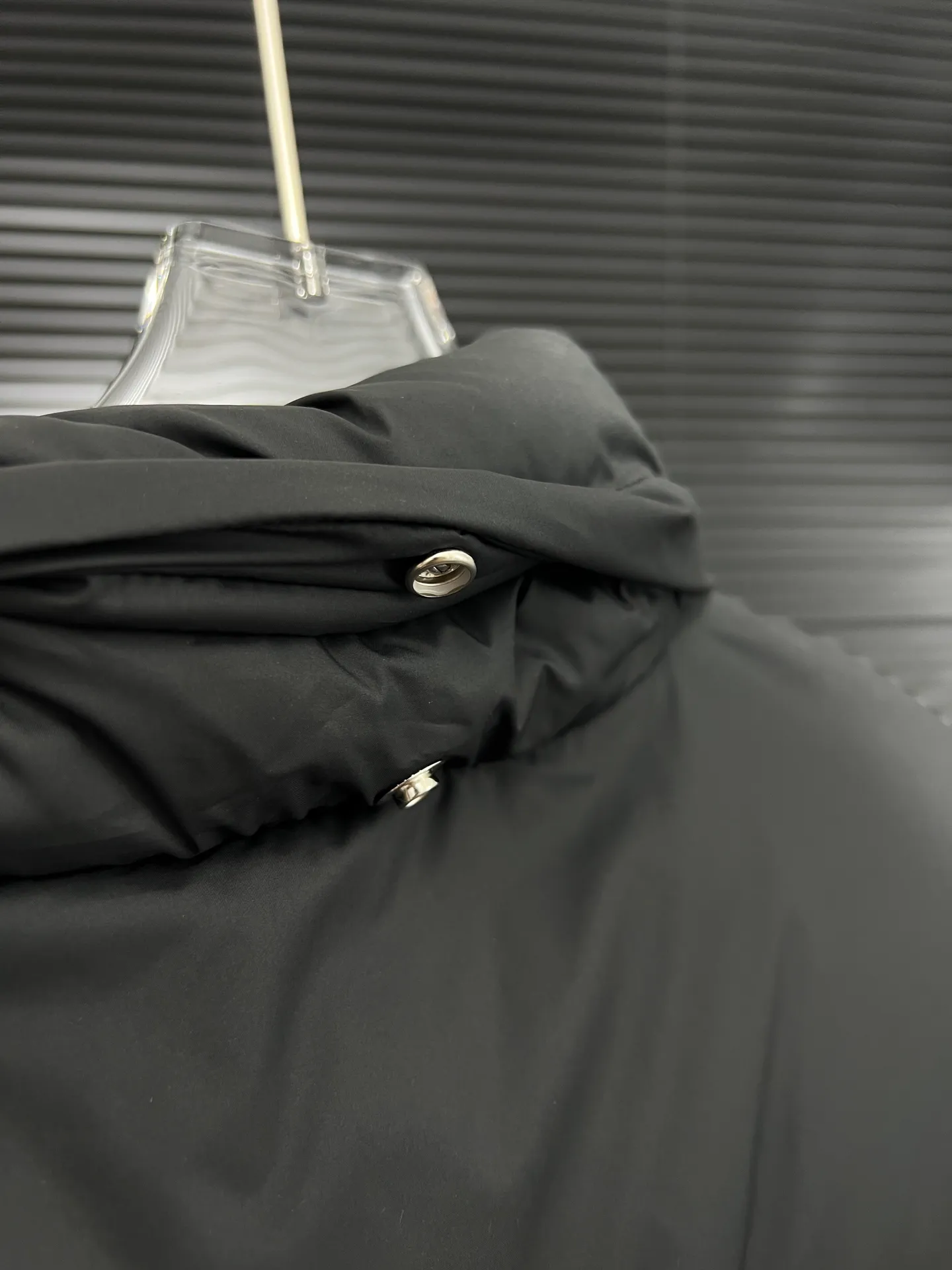 P820 ​​Moncler's new besbre zipper stand collar is a new fashionable stand collar down for autumn and winter. The overall design is simple and beautiful, and it is also very versatile and suitable for any occasion. Pair it with one inside, which is fashionable, age-reducing and warm. The body is decorated with leather zipper design pockets, which is fashionable and high-end. The sleeve arms are embellished with the brand's iconic logo, which not only highlights the brand's charm, but also has a high degree of recognition. The luxurious and low-key design is simply great! Powerful functionality brings warmth to cold winters, is windproof and waterproof, and is filled with 90% velvet content, allowing you to feel warm even on sub-zero nights. Color: Khaki Black Size: 12345