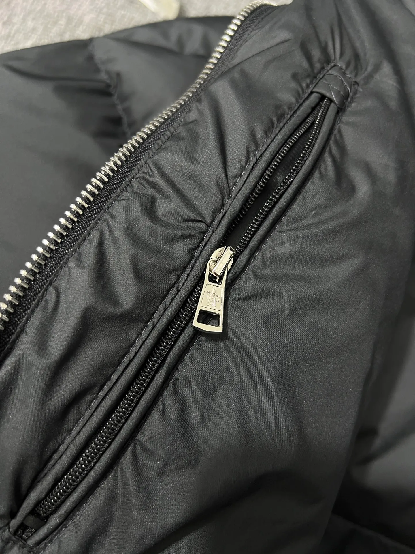 P820 ​​Moncler's new besbre zipper stand collar is a new fashionable stand collar down for autumn and winter. The overall design is simple and beautiful, and it is also very versatile and suitable for any occasion. Pair it with one inside, which is fashionable, age-reducing and warm. The body is decorated with leather zipper design pockets, which is fashionable and high-end. The sleeve arms are embellished with the brand's iconic logo, which not only highlights the brand's charm, but also has a high degree of recognition. The luxurious and low-key design is simply great! Powerful functionality brings warmth to cold winters, is windproof and waterproof, and is filled with 90% velvet content, allowing you to feel warm even on sub-zero nights. Color: Khaki Black Size: 12345