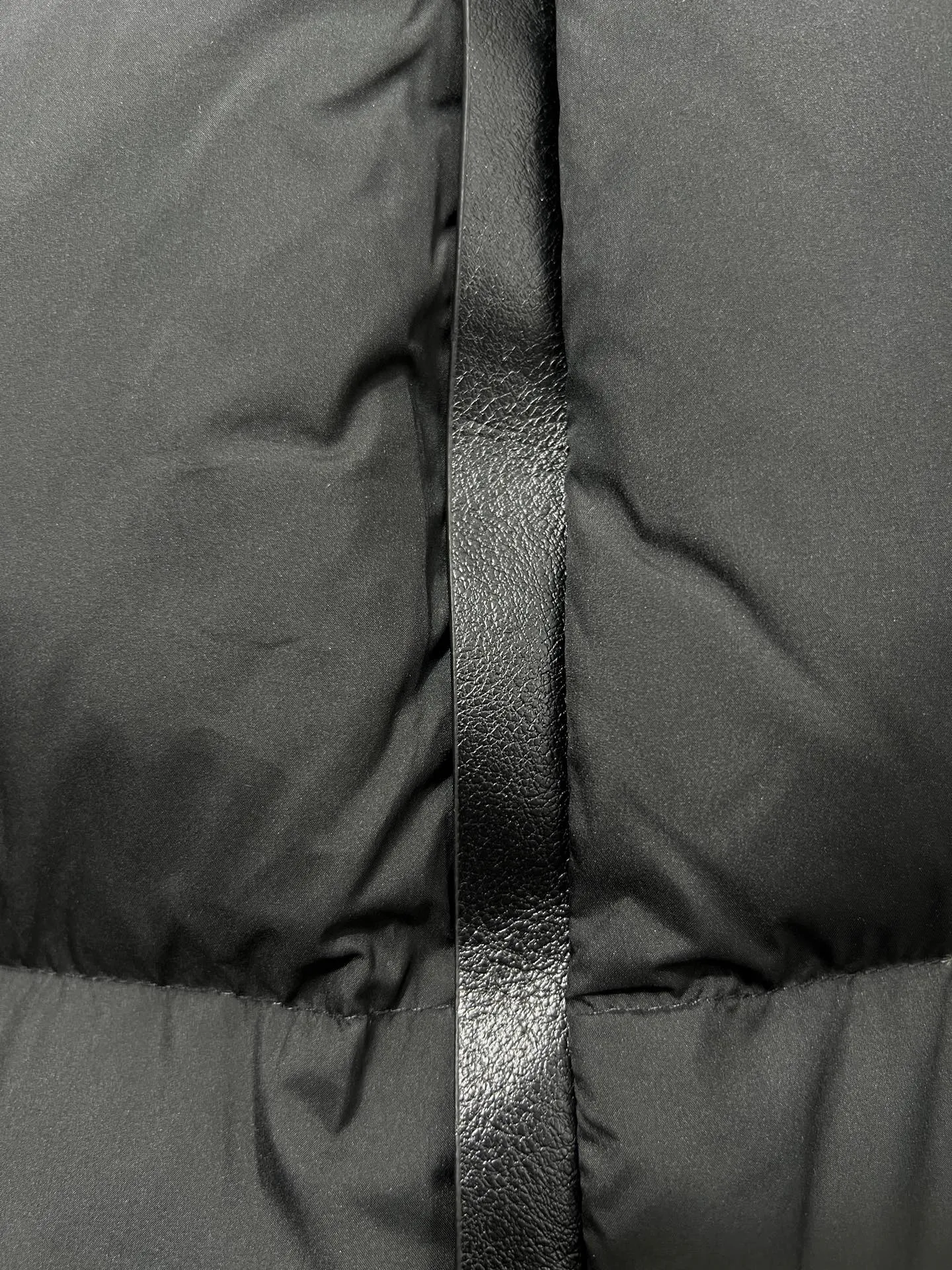P820 ​​Moncler's new besbre zipper stand collar is a new fashionable stand collar down for autumn and winter. The overall design is simple and beautiful, and it is also very versatile and suitable for any occasion. Pair it with one inside, which is fashionable, age-reducing and warm. The body is decorated with leather zipper design pockets, which is fashionable and high-end. The sleeve arms are embellished with the brand's iconic logo, which not only highlights the brand's charm, but also has a high degree of recognition. The luxurious and low-key design is simply great! Powerful functionality brings warmth to cold winters, is windproof and waterproof, and is filled with 90% velvet content, allowing you to feel warm even on sub-zero nights. Color: Khaki Black Size: 12345