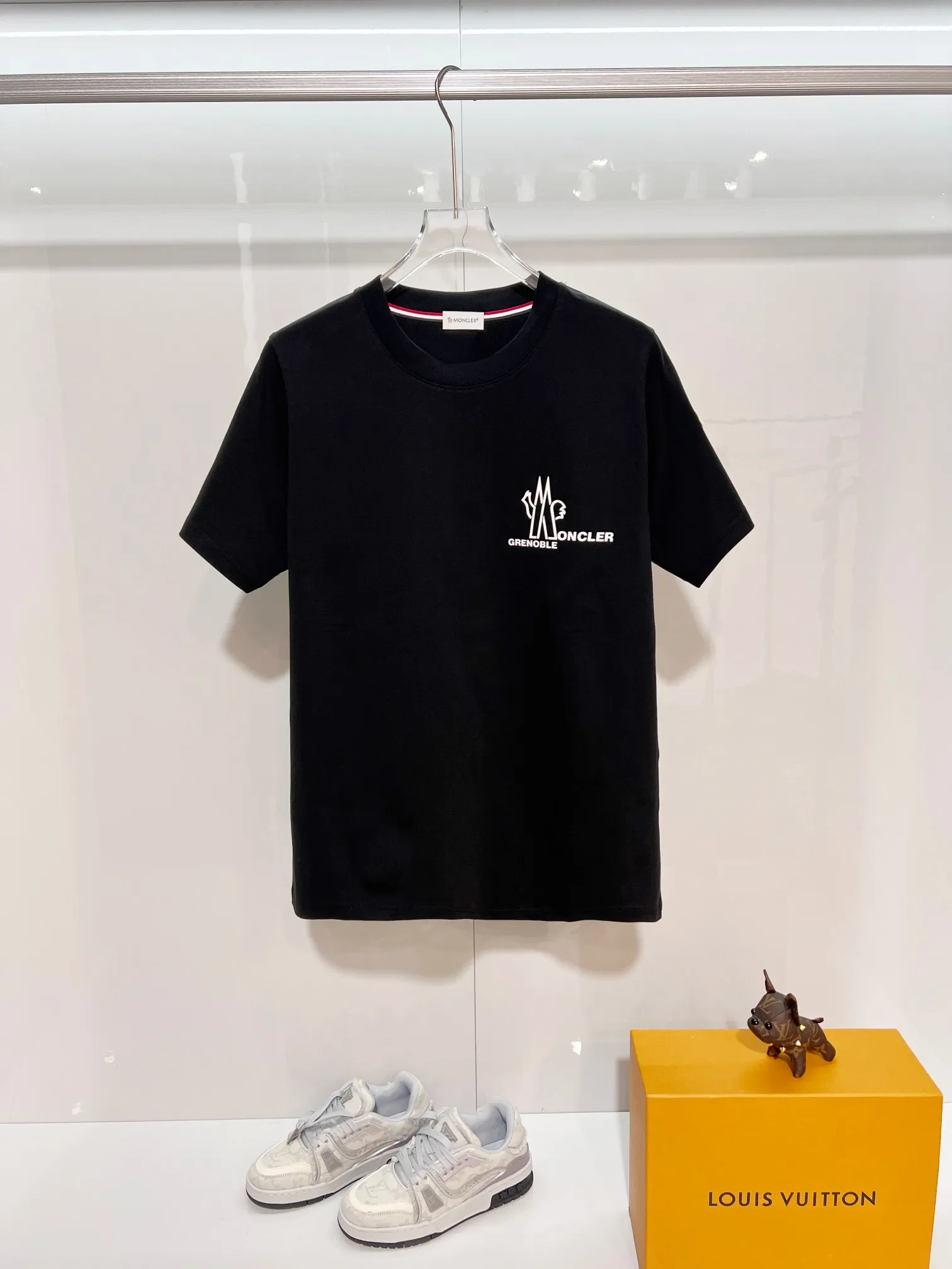 P150 MONCLER/Muzzled 300g pure cotton round neck short-sleeved T-shirt Brand classic Three-dimensional offset letter LOGO embossing process 2025ss official synchronization High version High quality Fashion personality Versatile trend Pure original quality Original fabric Hang tag Collar label Washed wheat Complete three standards Color: Black. White. Size: S M L XL XXL