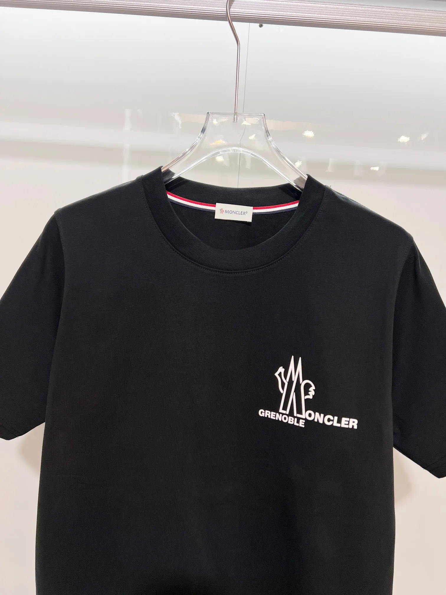 P150 MONCLER/Muzzled 300g pure cotton round neck short-sleeved T-shirt Brand classic Three-dimensional offset letter LOGO embossing process 2025ss official synchronization High version High quality Fashion personality Versatile trend Pure original quality Original fabric Hang tag Collar label Washed wheat Complete three standards Color: Black. White. Size: S M L XL XXL