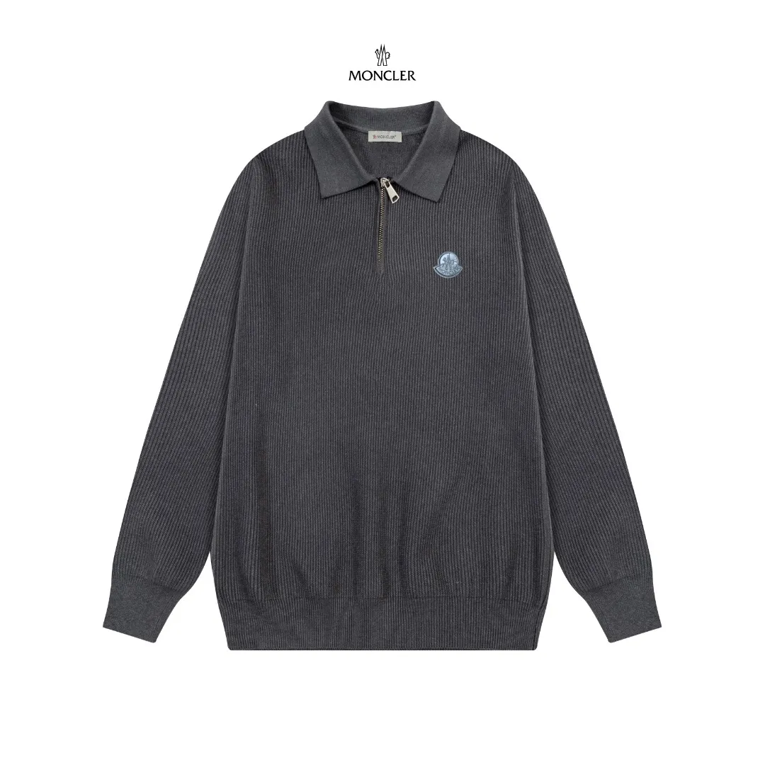 P250 Moncler masked zipper lapel sweater, the latest 2025 casual Polo wool sweater.  The texture is delicate, soft and comfortable, skin-friendly and warm, not easy to deform, simple and high-end style, and the logo on the chest is very exquisite and perfect! The upper body effect is very strong 👍 Color: black, gray Size: S-XL