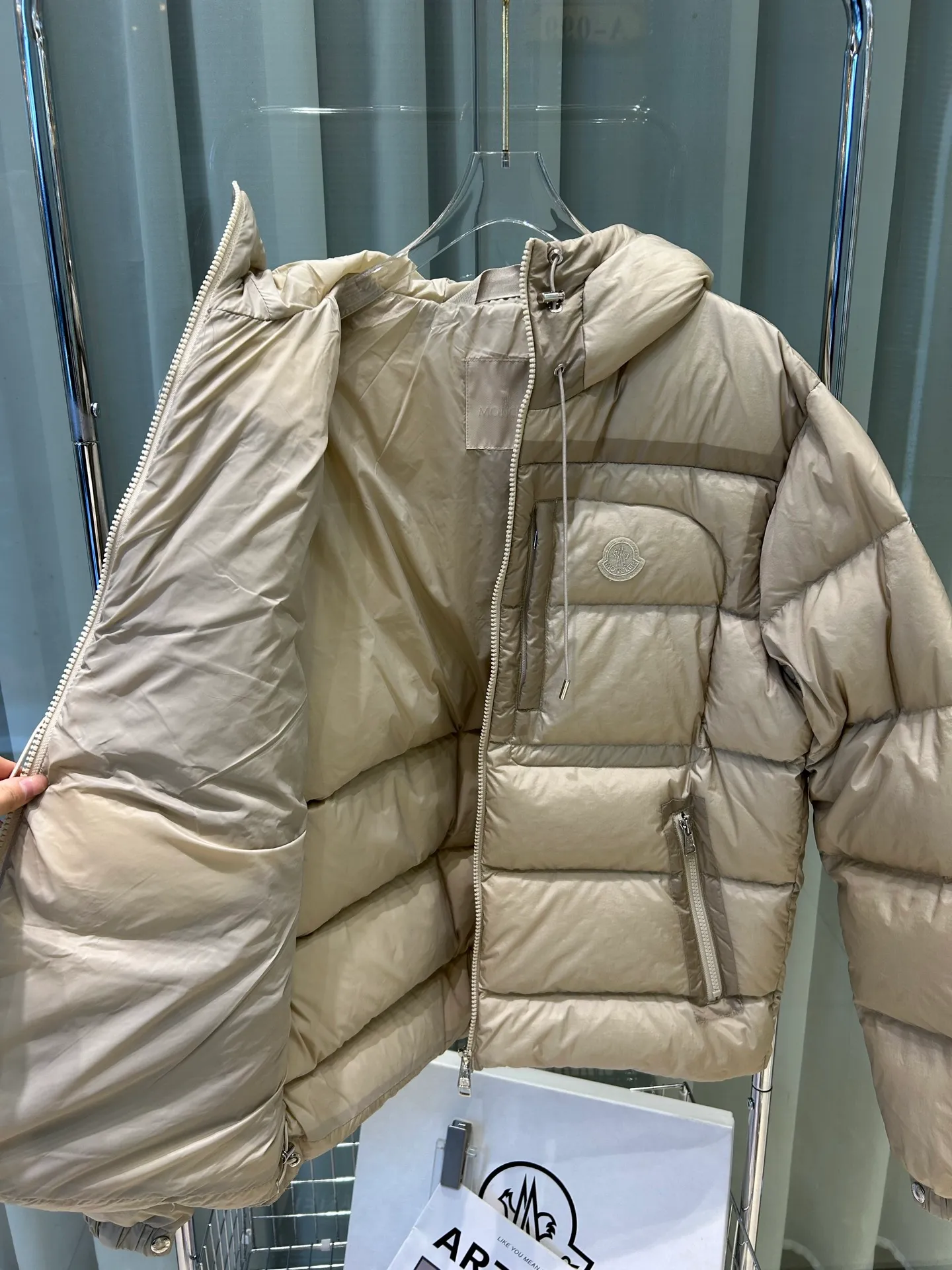 P1000 Moncler 25 spring and summer men's ORFET thin and short hooded lightweight down jacket, loose fit, versatile and easy to match, same style for men and women, original custom-made national standard 90 white duck down filling! Color: black brown Style number: Same style as Wei Daxun Code number: 12345