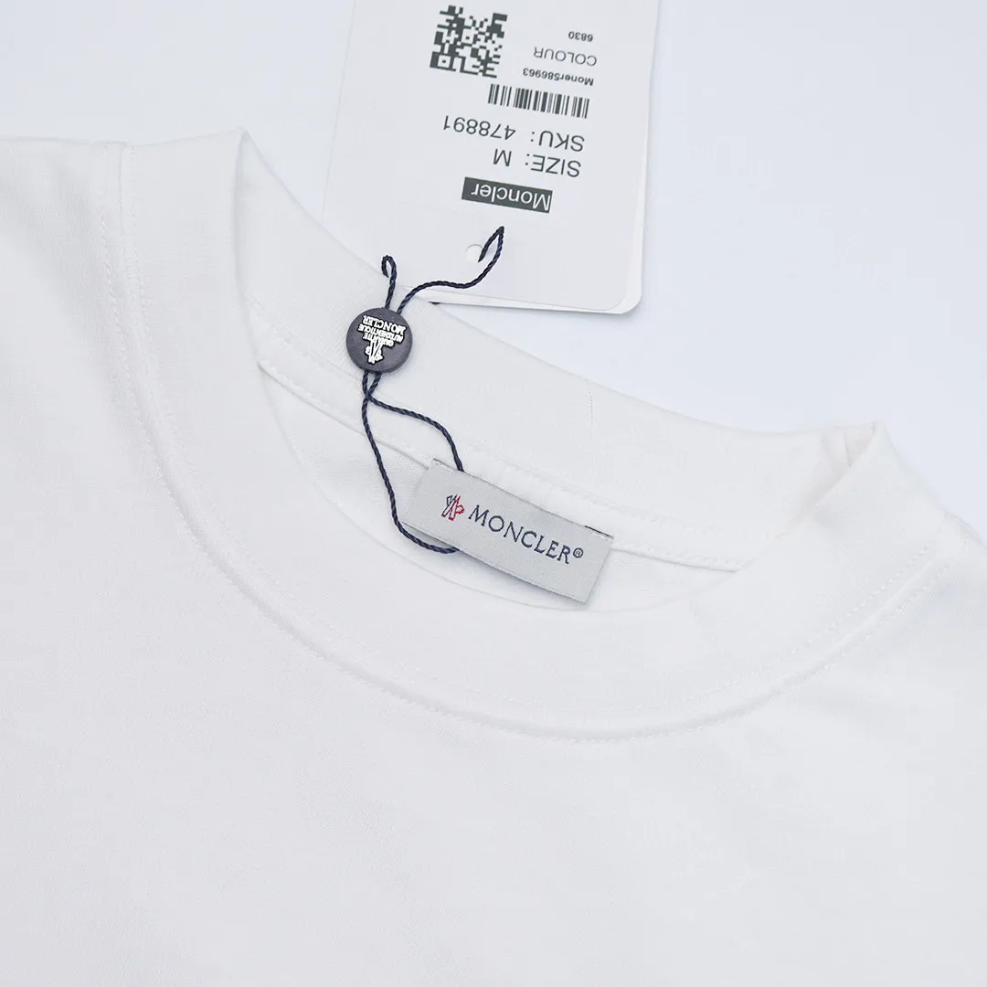 P130 Style No.: 808 〈MONCLER〉The price of the mousse is actually quite advantageous. Those who have been to the counters should all know that the price of the mousse is not much cheaper than Gucci Burberry. It is just relatively low-key and unwilling to hype. It is a picture that you want to buy or not. It has an aloof existence... Exclusively customized 270 grams of 32-count double yarn smooth cotton. The texture is very soft and comfortable. 100% different from the top fabrics in the market (does not shrink, deform, or pill). Matched with 320g 1*1 thread (the fabric thread is dyed in the same vat, no color difference, the thread is not easy to deform) Color: black white floral gray burgundy code number: S-XL