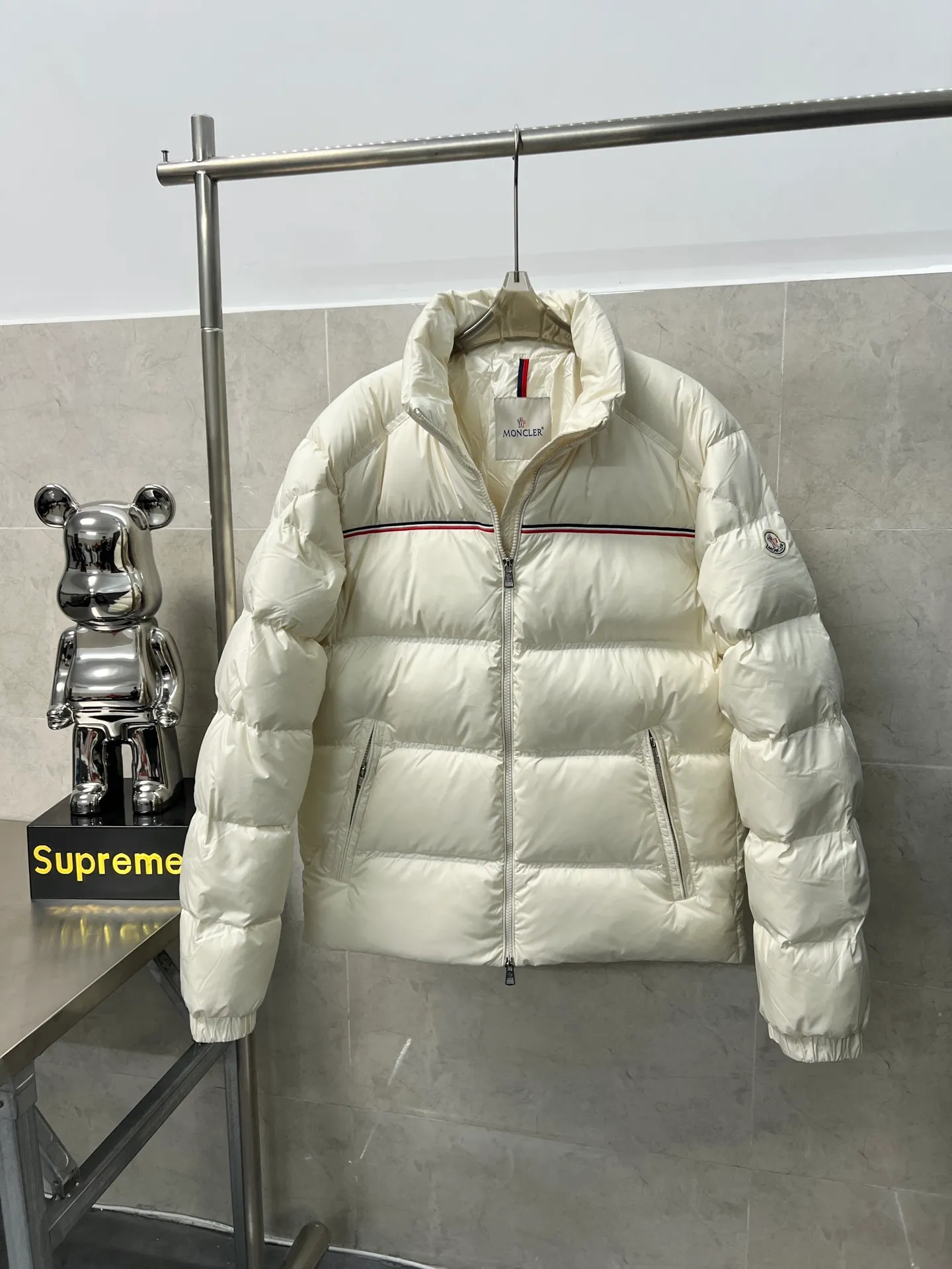 P980 Moncler Bouvaque short zipper stand collar long-sleeved jacket, the stand collar design is simple and elegant, the red and black stripe decoration on the chest adds a sense of fashion, and the full down filling ensures excellent warmth. 90% white duck down filling, top quality, classic tailoring. The upper body is full of street style; all the latest version of hardware accessories are custom molded to restore the original shape. The upper body silhouette is excellent, and the three labels are complete! GW will update at the same time. Color: white and black. Size: 1-5